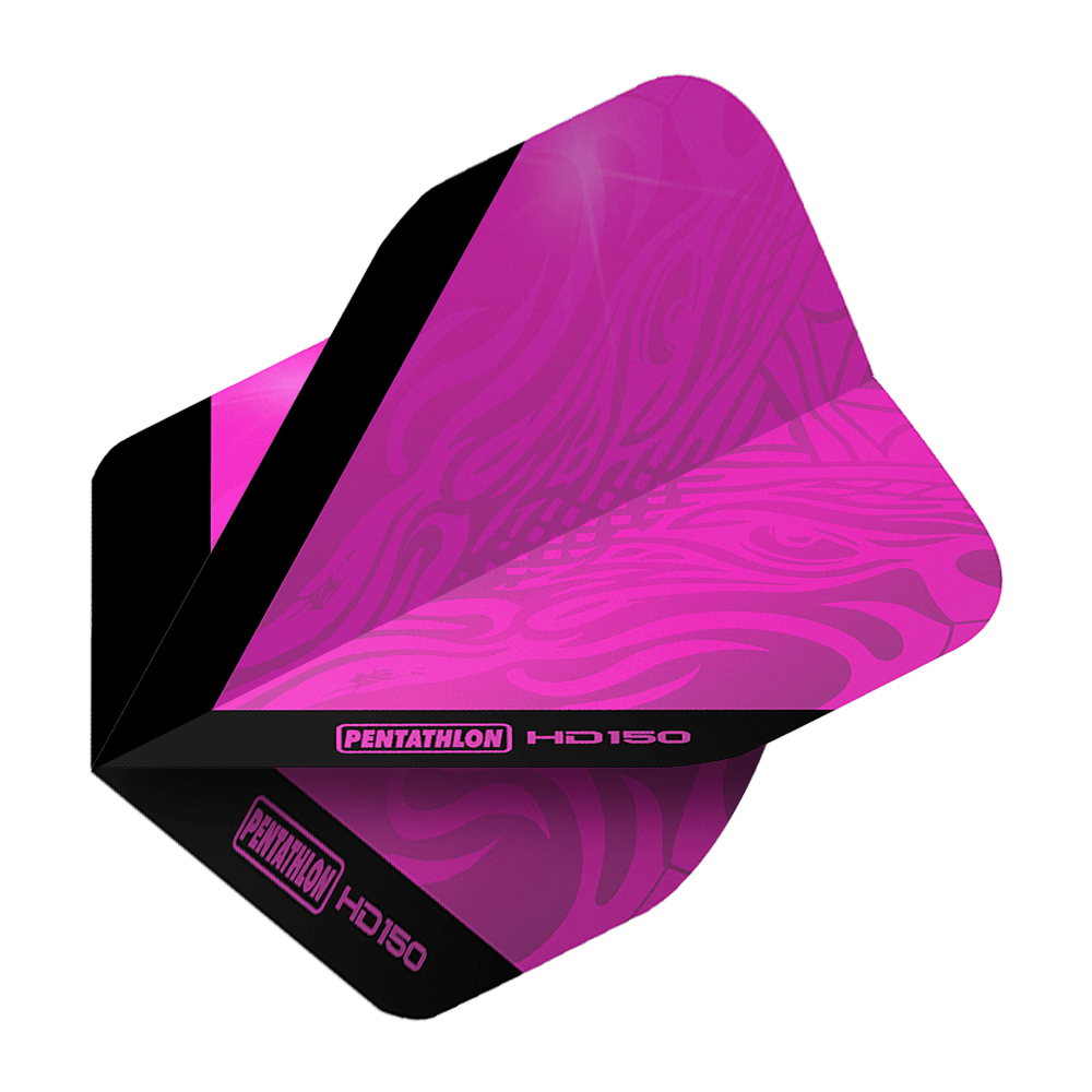 Pentathlon HD150 metalicky růžové standardní letky Das Bild zeigt das Produkt "Pentathlon HD150 Metallic Pink Standard Flights". Es handelt sich um ein Dart-Flight in metallischem Pink mit schwarzen Akzenten und Markenaufdruck.