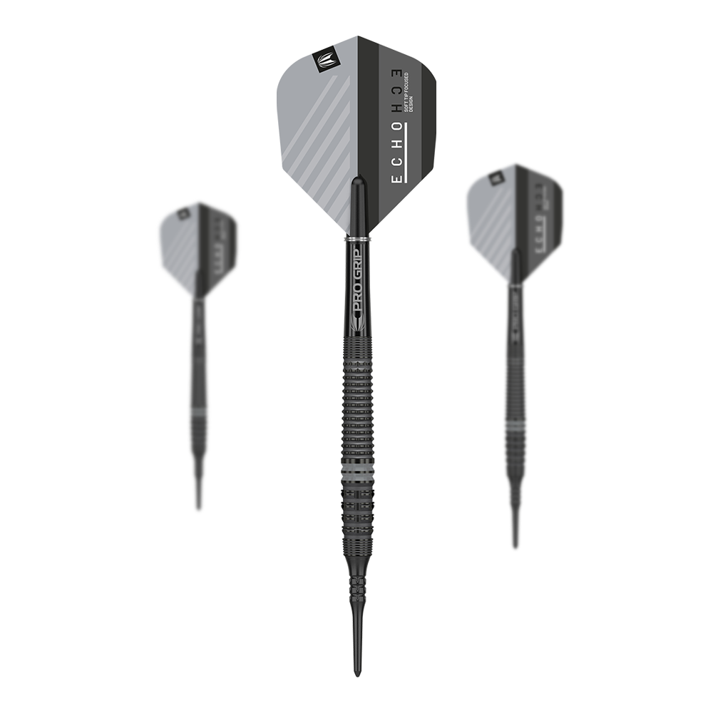 Target Echo 14 měkkých šipek Das Bild zeigt drei Softdarts des Modells "Target Echo 14", die nebeneinander angeordnet sind. Die Darts haben schwarze, geriffelte Griffe und silbergraue Flights mit schwarzem Akzent.