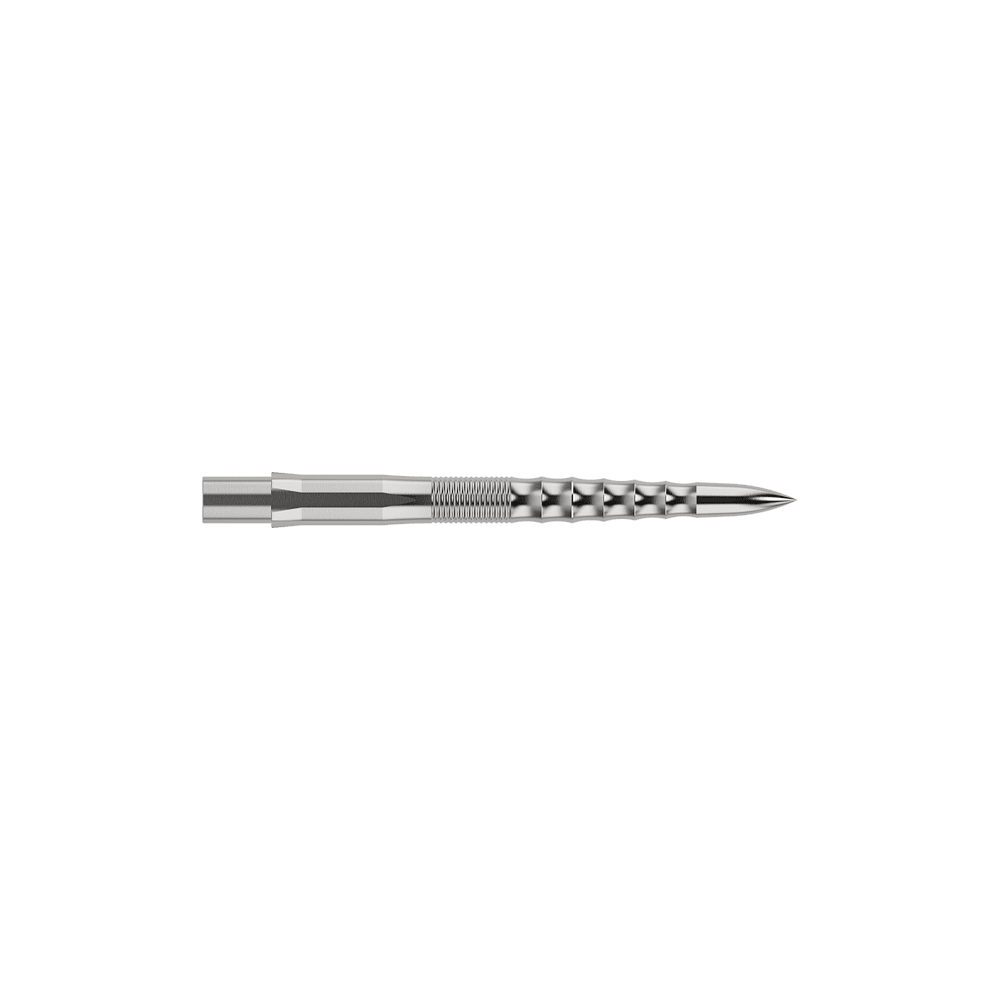 Špičky na šipky Mission Caliburn EVO - Ripple - Stříbrné Auf dem Bild ist eine silberne Steeldartspitze mit feinen Rillen und einem speziellen Riffel-Design zu sehen. Sie ist lang und schmal und wirkt sehr präzise verarbeitet.