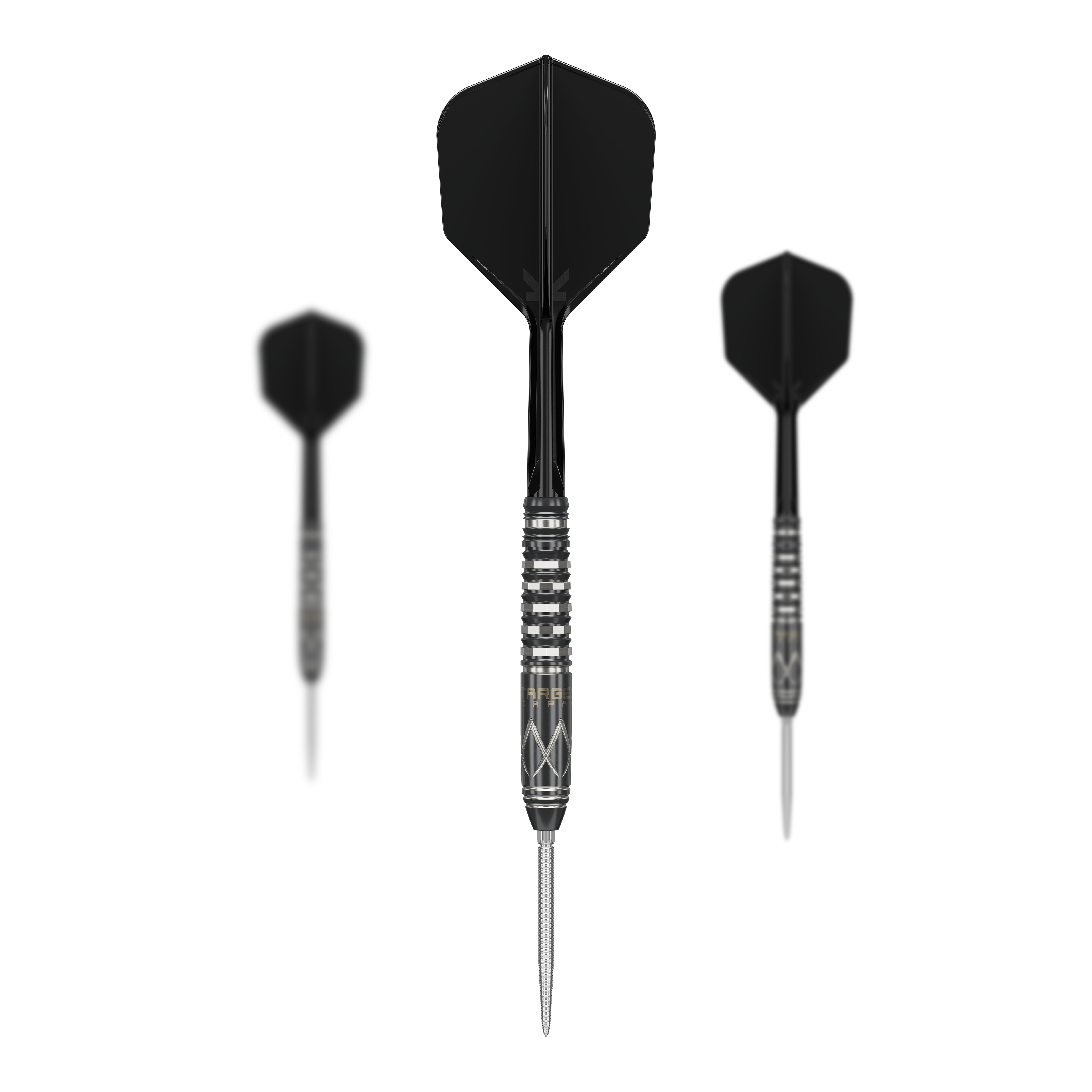 Šipky Target Japan Black Marque Chaos Swiss Point Steel Das Bild zeigt drei schwarze Steeldarts mit silbernen Spitzen und markanten Rillen im Griff. Es handelt sich um das Produkt "Target Japan Black Marque Chaos Swiss Point Steeldarts".
