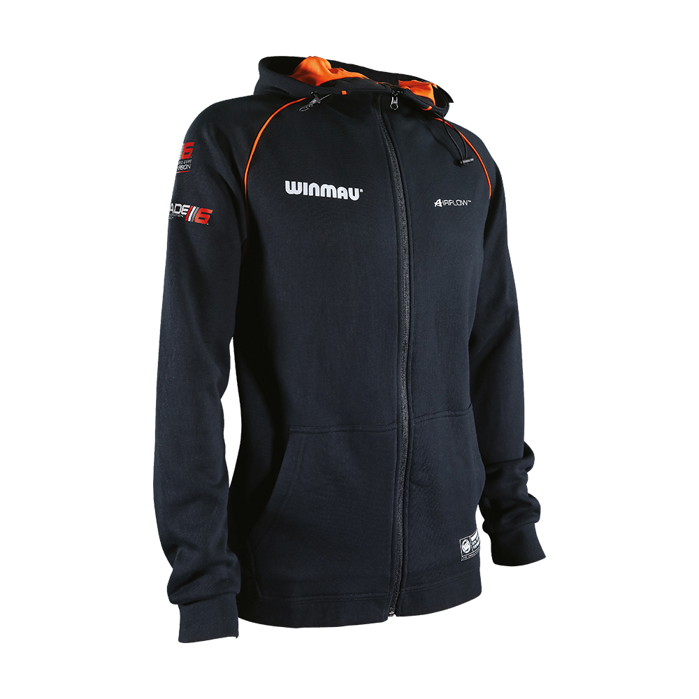 8418_Winmau_Pro-Line_Blade6_Hoodie_Kaputzenjacke_1 Die Abbildung zeigt die Winmau Pro-Line Blade 6 Hoodie Kapuzenjacke in Schwarz mit orangenen Akzenten. Auf der Vorderseite und den Ärmeln sind verschiedene Logos aufgedruckt.
