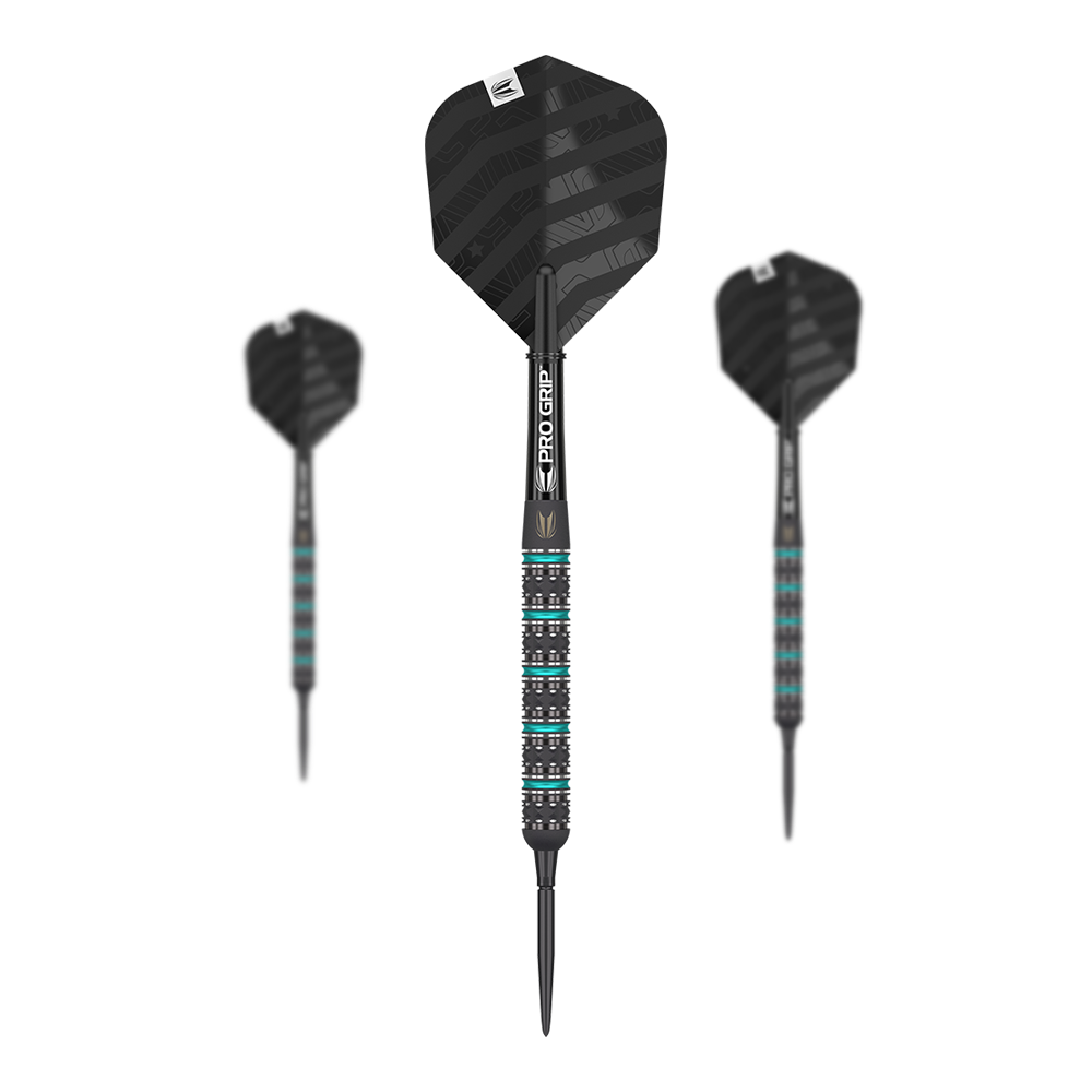 Šipky Target Rob Cross Black Edition Swiss Point Steeldarts Auf dem Bild sind drei schwarze Steeldarts mit blauen und silbernen Akzenten zu sehen. Die Flights und Griffe der Darts haben ein modernes, gestreiftes Design.