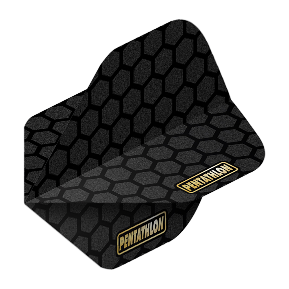 Lety v pětiboji RT Honeycomb Das Bild zeigt ein Dartflügel mit dem Namen „Pentathlon RT Honeycomb No2 Standard Flights“. Das Design ist schwarz mit einem grau-schwarzen Wabenmuster und dem Pentathlon-Logo.