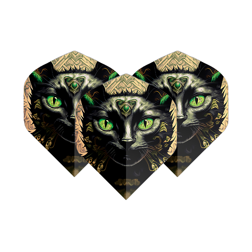 Lety v pětiboji Cat Das Bild zeigt drei Dart-Flights mit einem kunstvollen Katzengesicht und leuchtend grünen Augen. Die Flights heißen "Pentathlon Katze No2 Standard Flights".