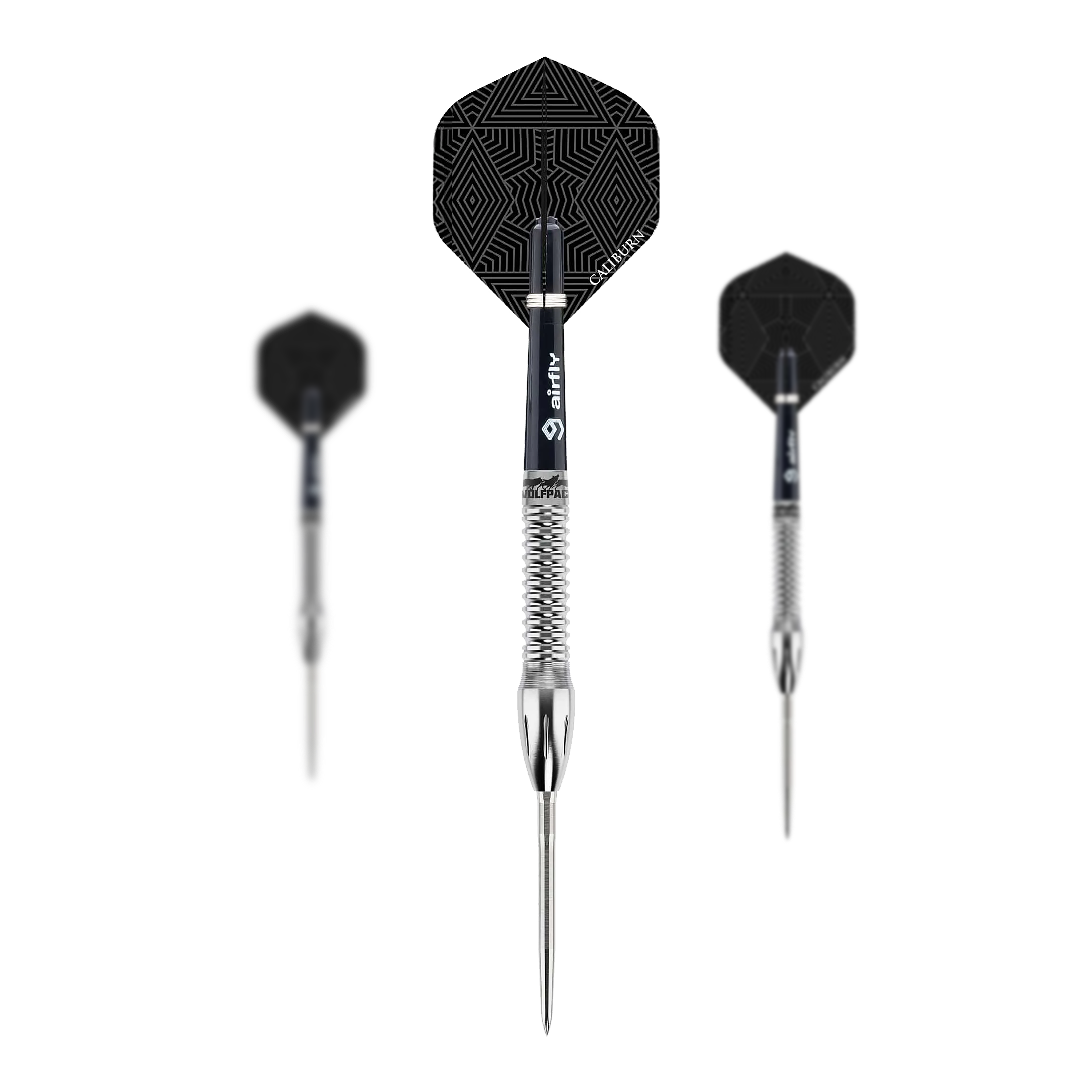 Das Bild zeigt drei Steeldarts des Produkts „Caliburn Wolfpack W4 Steeldarts - 20g“. Die Darts haben silberne Spitzen und Schäfte sowie schwarze Flights mit geometrischem Muster.