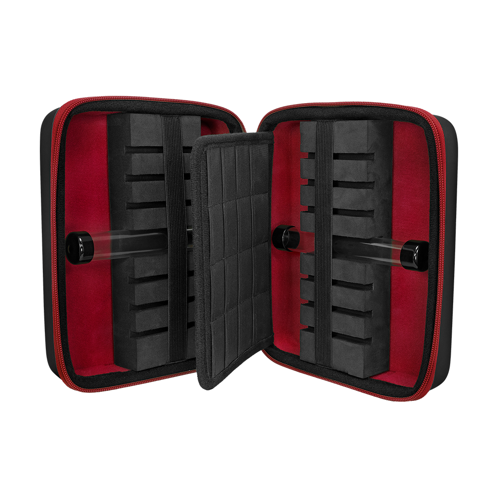 Peněženka Mission Luxor Dart Das Bild zeigt ein geöffnetes Dart-Case mit schwarzem und rotem Innenfutter. Im Inneren befinden sich mehrere Schaumstofffächer zur sicheren Aufbewahrung von Dartpfeilen und Zubehör.