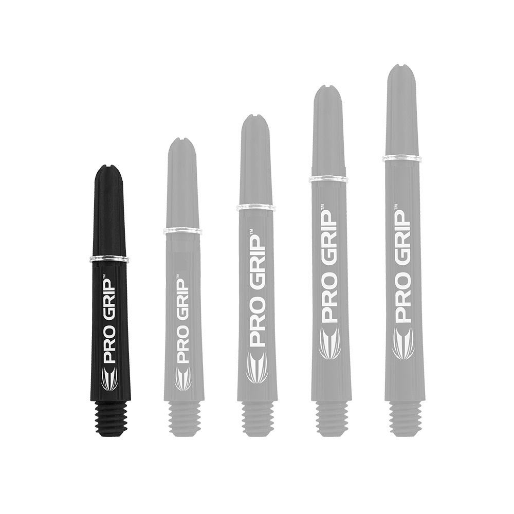 Target Pro Grip Shafts - 3 sady - Black Auf dem Bild sind fünf schwarze Dartschäfte mit der Aufschrift "PRO GRIP" zu sehen. Sie stehen nebeneinander und sind unterschiedlich lang.