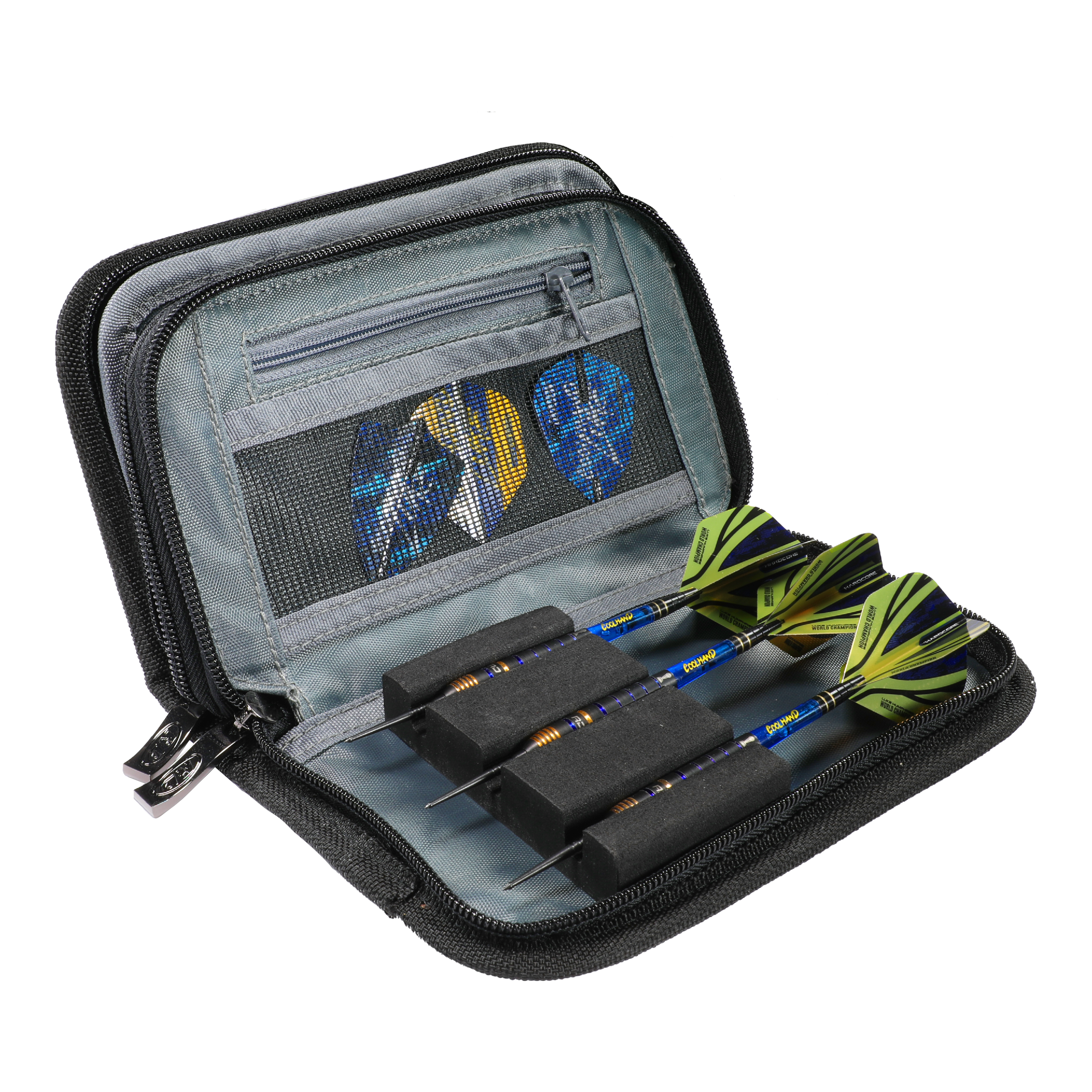 Peněženka na šipky Firestone 2 od Red Dragon Luke Humphries World Champion Das Bild zeigt das Produkt 'Red Dragon Luke Humphries World Champion Firestone 2 Dartwallet'. In dem geöffneten Etui sind drei zusammengebaute Darts und Dartflights ordentlich aufbewahrt.