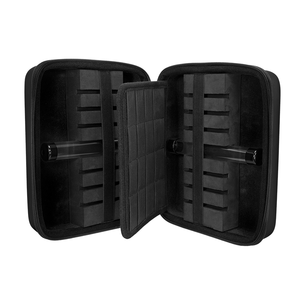 Das Bild präsentiert ein elegantes Dart-Wallet in Schwarz aus der Mission Luxor Serie. Es wird von der Seite gezeigt.