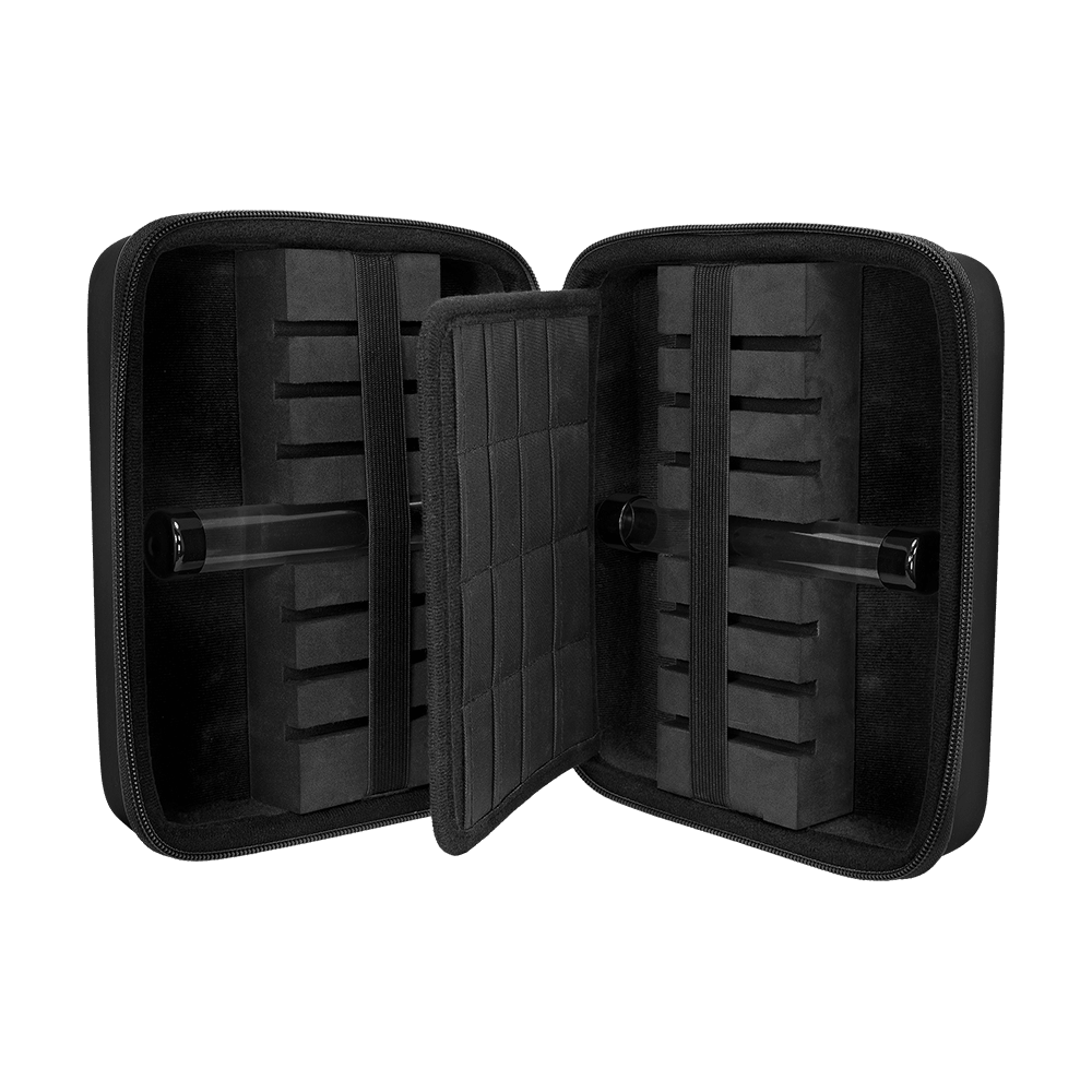 Peněženka Mission Luxor Dart Das Bild präsentiert ein elegantes Dart-Wallet in Schwarz aus der Mission Luxor Serie. Es wird von der Seite gezeigt.