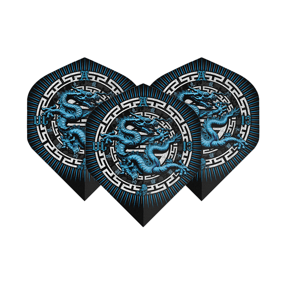 Alchemy Rok draka č. 2 Standardní lety Das Bild zeigt drei Dart-Flights mit einem blauen Drachenmotiv in der Mitte. Die Flights haben ein schwarzes Design mit weißen und blauen Akzenten.