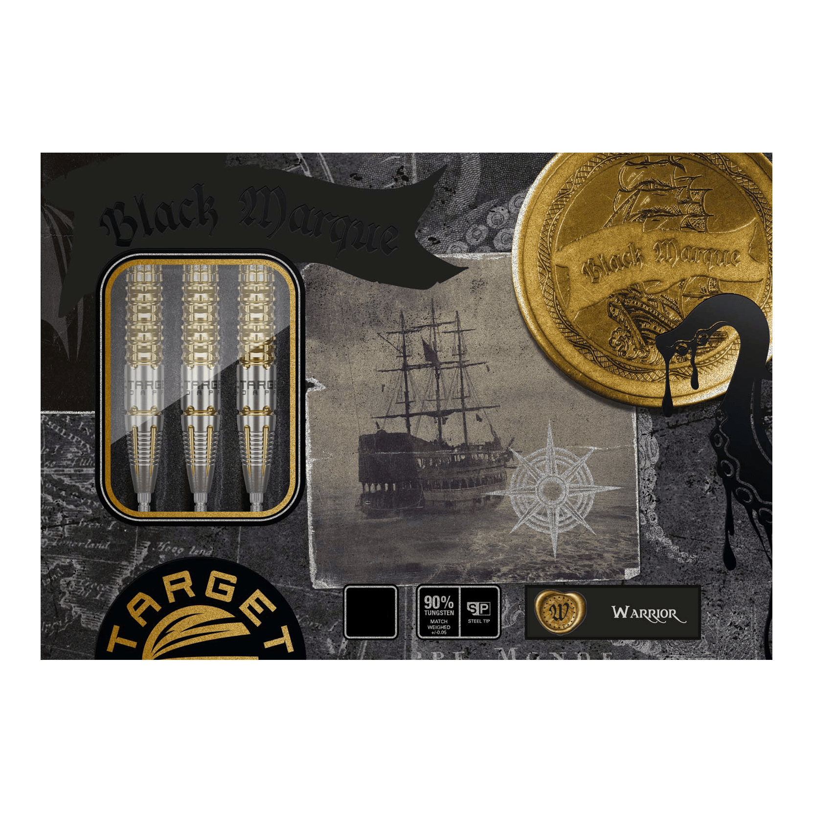 Šipky Target Black Marque Warrior Swiss Point Steel Das Bild zeigt die Verpackung der "Target Black Marque Warrior Swiss Point Steeldarts". Auf der Verpackung sind außerdem ein altes Segelschiff, eine goldene Münze und drei Darts abgebildet.