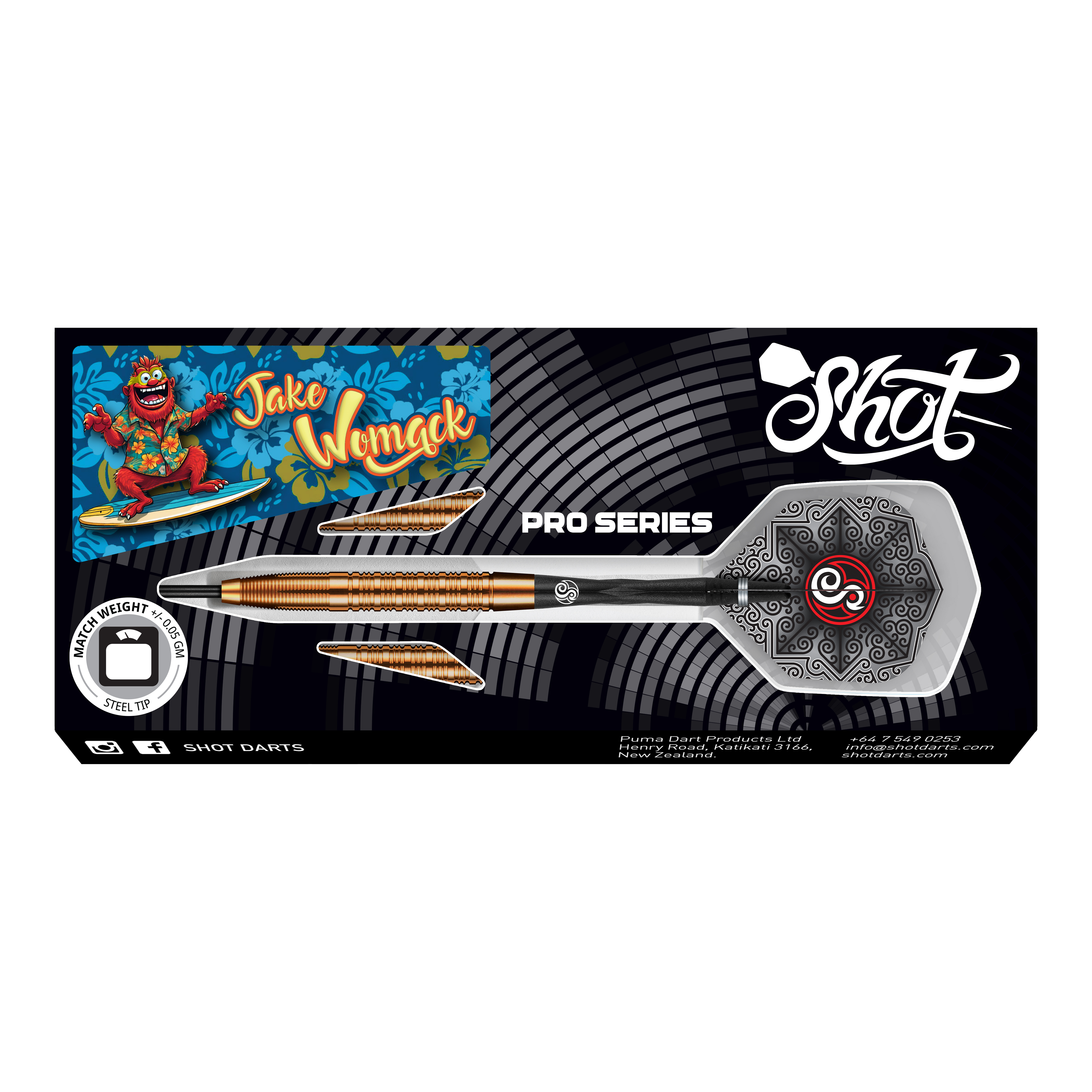 Šipky Shot Pro Series Jake Womack ocelové - 23g Das Bild zeigt die "Shot Pro Series Jake Womack Steeldarts - 23g" in ihrer Verpackung. Die Darts haben ein auffälliges Design und sind mit einem Comic-Surfer-Motiv verziert.