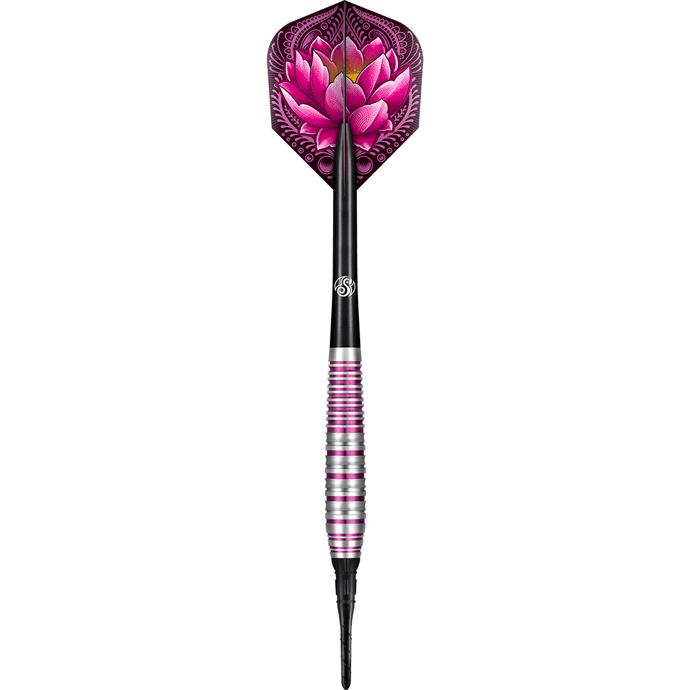 67149_Shot_ZEN_Juji_Softdarts_1BBIfOAoA592tb Auf dem Bild ist ein Dartpfeil mit einer auffälligen, pinken Lotusblüte auf der Flight zu sehen. Der Schaft und das Barrel sind schwarz und silbern mit pinken Ringen gestaltet.