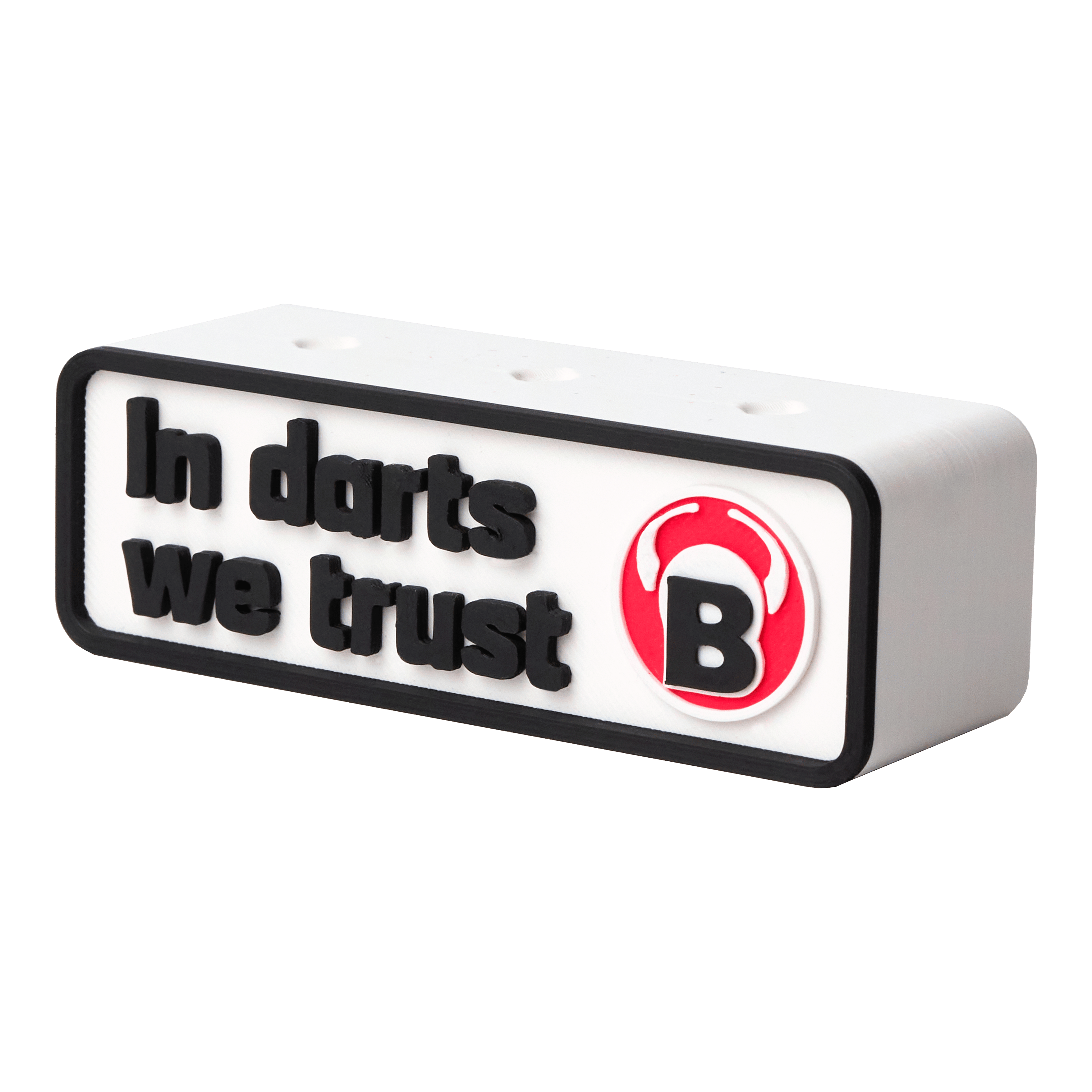 Das Bild zeigt einen weißen Dartshalter mit der Aufschrift "In darts we trust". Daneben befindet sich ein rotes Logo mit dem Buchstaben "B".