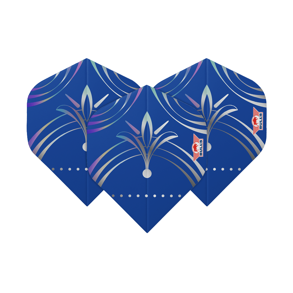 Standardní letky Bulls NL Series 100 Silvian No2 Das Bild zeigt drei blaue Dart-Flights mit einem silbernen und lilafarbenen Muster. Auf jedem Flight ist das Logo von Bulls zu sehen.