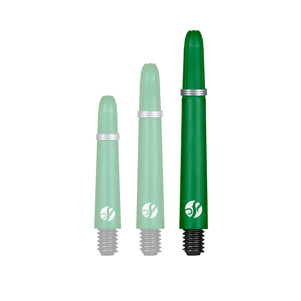 Auf dem Bild sind drei grüne Dartschäfte in unterschiedlichen Längen zu sehen. Sie haben schwarze Gewinde und silberne Ringe.