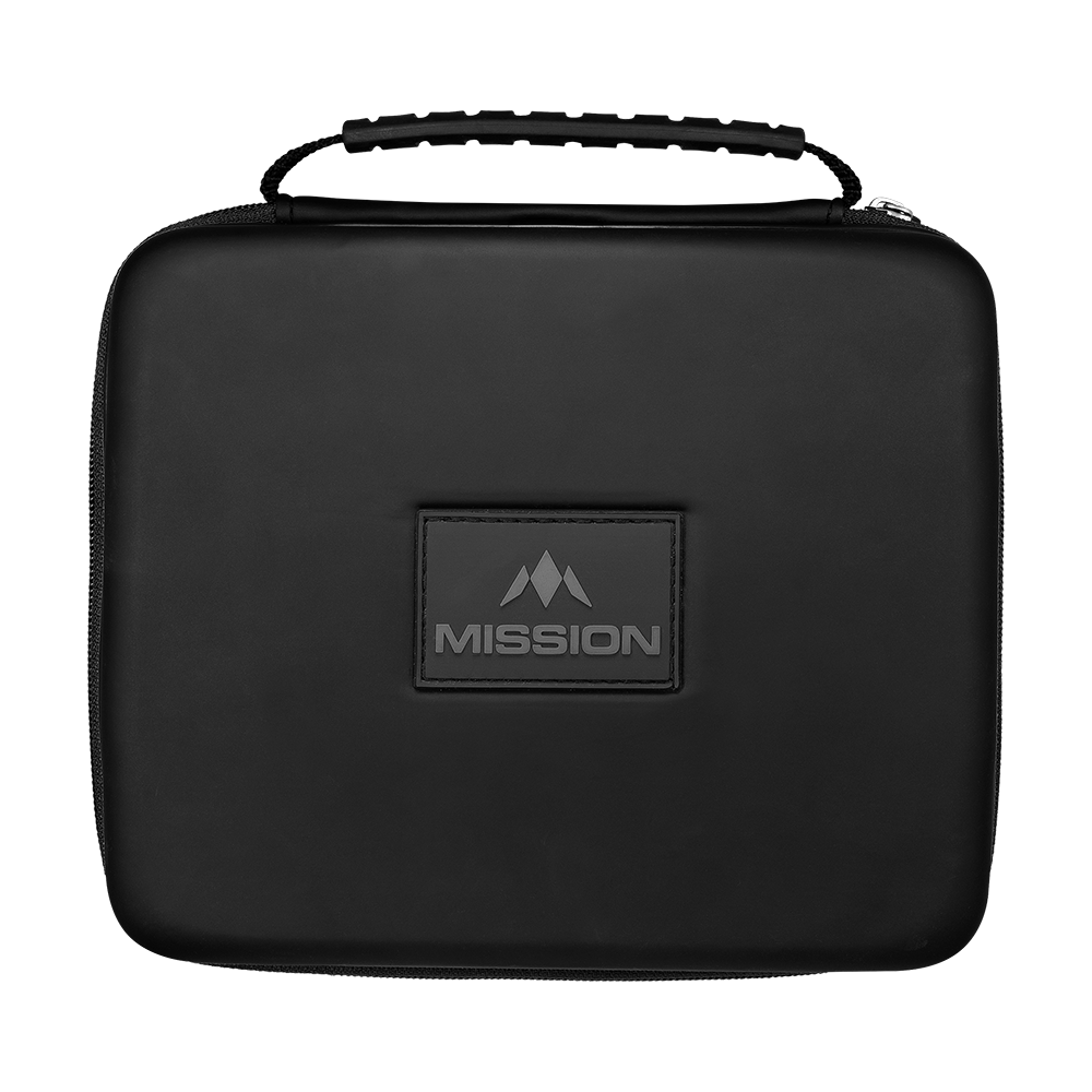 Peněženka Mission Luxor Dart Das Bild zeigt ein schwarzes Dart-Wallet, geöffnet, mit Fächern für Zubehör. Dieses Modell ist als Mission Luxor bekannt.