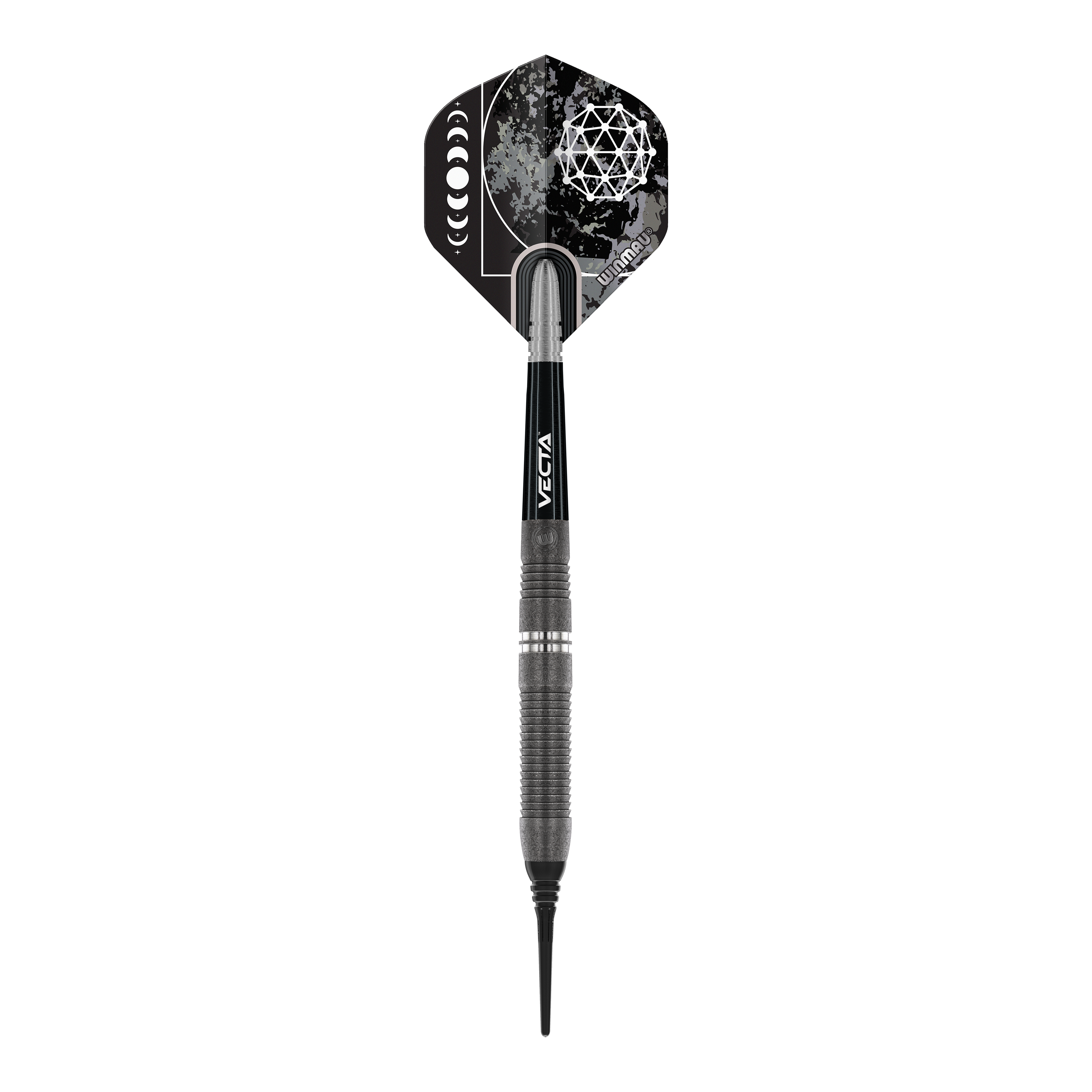 Winmau Callisto 03 Softdarts - 20g Das Bild zeigt einen Winmau Callisto 03 Softdart mit einem Gewicht von 20 Gramm. Der Dart ist schwarz und silber und hat eine auffällige Flight-Grafik mit geometrischem Muster.