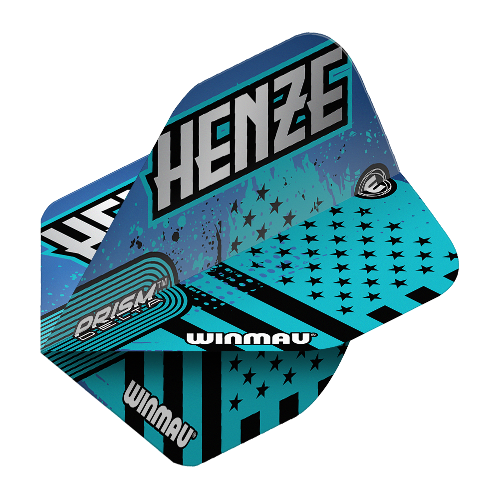 Standardní lety Winmau Prism Delta Rick Henze Das Bild zeigt die Winmau Prism Delta Rick Henze Standard Flights in einem auffälligen blauen Design mit schwarzen Sternen und Streifen. Auf den Flights steht der Name "Henze" und das Winmau-Logo ist deutlich sichtbar.