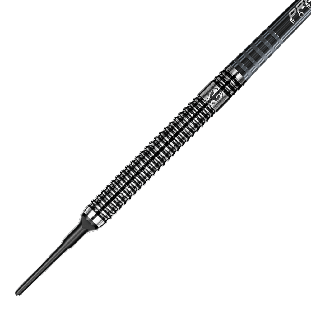 2061-20-Winmau-Blackout-Tungsten-Softdarts-2 Das Bild zeigt einen Winmau Blackout Tungsten Softdart. Der Dart ist aus schwarzem Metall gefertigt und hat eine geriffelte Oberfläche für besseren Halt.