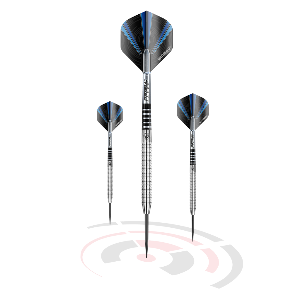 Das Bild zeigt drei Winmau Sabotage Steeldarts mit silbernen Schäften und schwarz-blauen Flights. Sie stehen aufrecht über einem stilisierten Ziel in Schwarz und Rot.