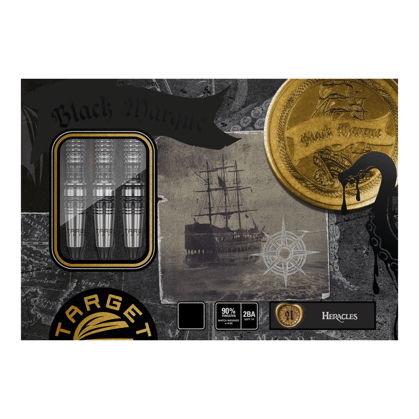 Měkké šipky Target Japan Black Marque Heracles - 18g Das Bild zeigt die Verpackung der Target Japan Black Marque Heracles Softdarts - 18g. Auf der Verpackung sind drei Darts, ein altes Schiff, eine goldene Münze und maritime Motive abgebildet.