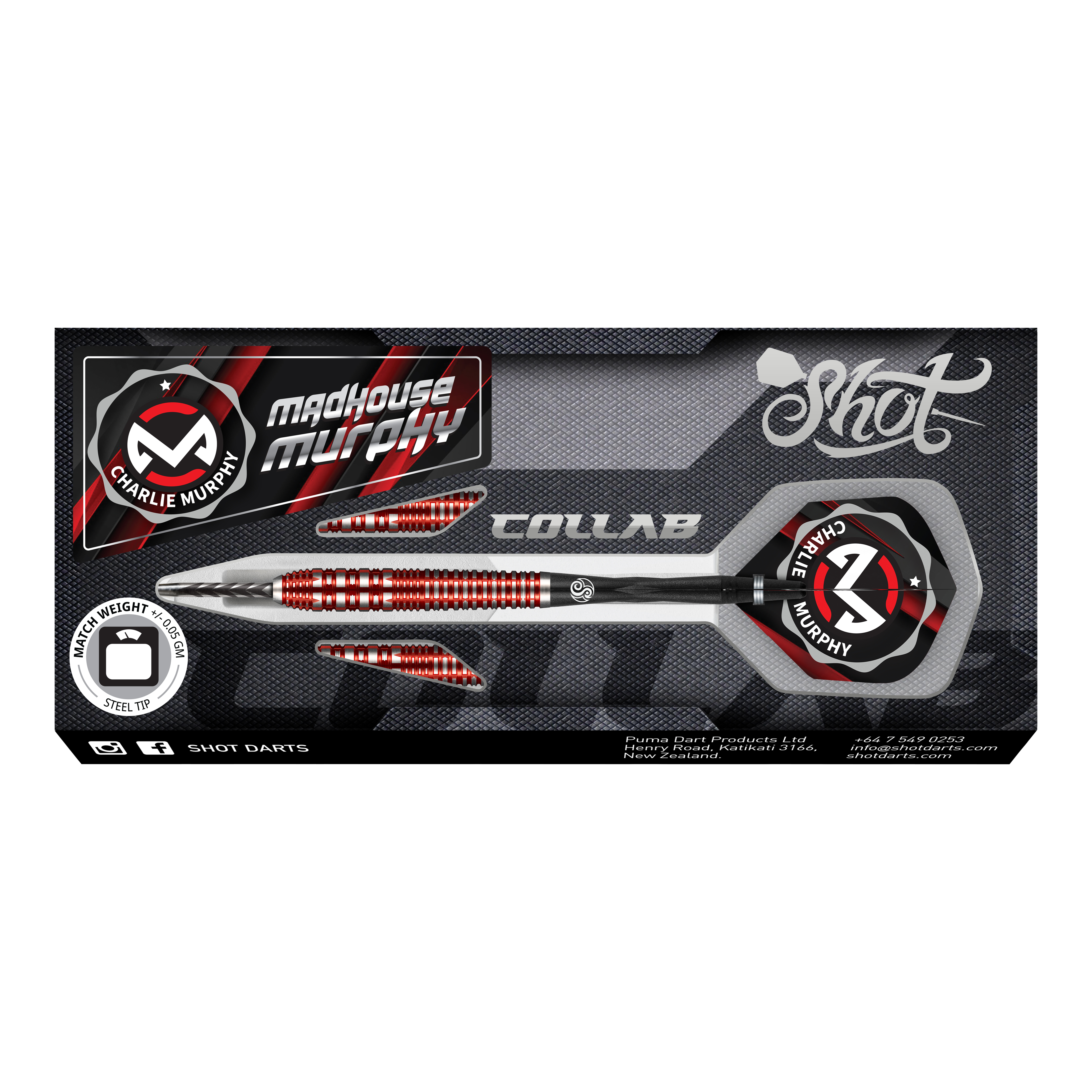 Das Bild zeigt die "Shot Collab Pro Series Charlie Murphy Steeldarts - 23g" in einer schwarzen Verpackung. Die Darts sind rot-silber und haben das Logo sowie den Namen Charlie Murphy auf den Flights.