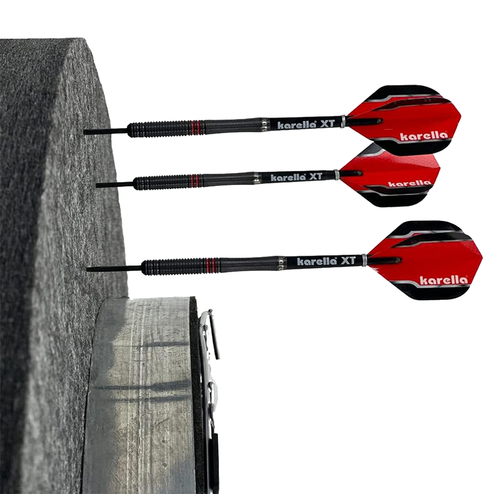 Zvuková izolace Karella pro ocelové terče s integrovaným obrubníkem Das Bild zeigt einen Schallschutzring von Karella für Steeldartboards mit integriertem Auffangring. Drei Pfeile stecken in dem Dartboard mit dem Surround-Ring.