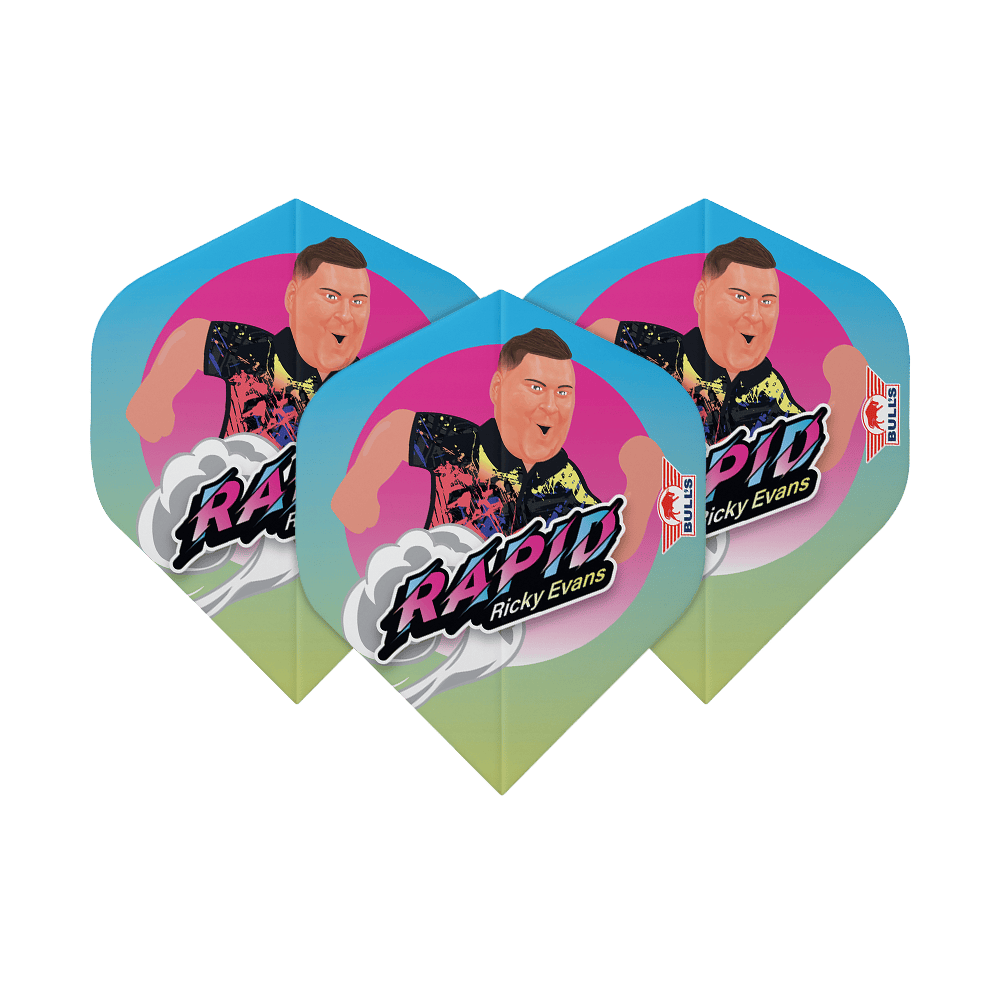 Bulls NL Player 100 Ricky Evans Cartoon No2 Standardní lety Das Bild zeigt drei Dart-Flights mit einem bunten Cartoon-Bild von Ricky Evans und dem Schriftzug "Rapid Ricky Evans". Die Flights haben einen blauen, pinken und gelben Farbverlauf und das Bulls-Logo an der Seite.