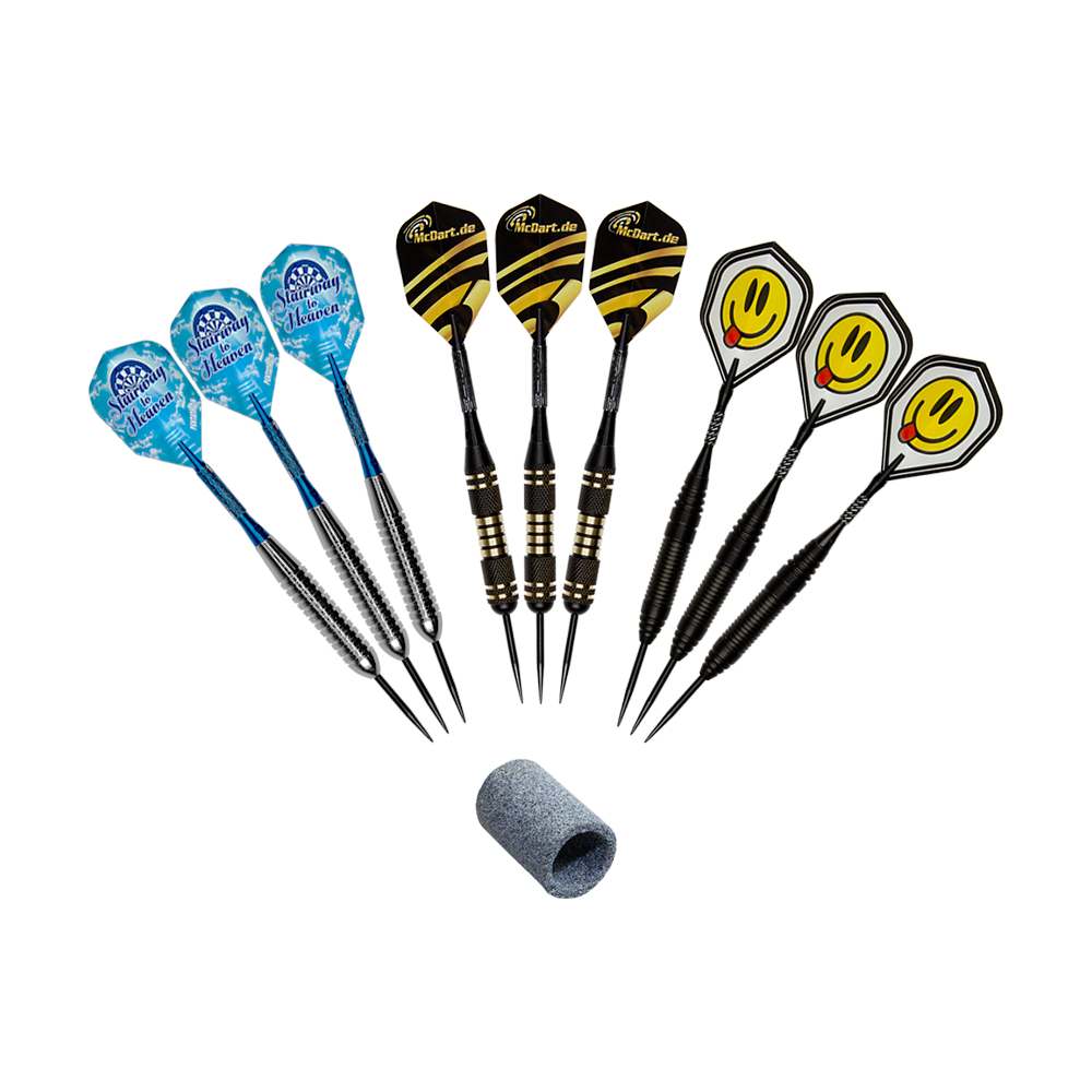 DP03TD_McDart_9er_Steeldarts_1 Das Bild zeigt neun Steeldarts mit unterschiedlichen Flights und ein Schleifröllchen. Die Darts gehören zum Produkt "McDart 9er Steeldarts".
