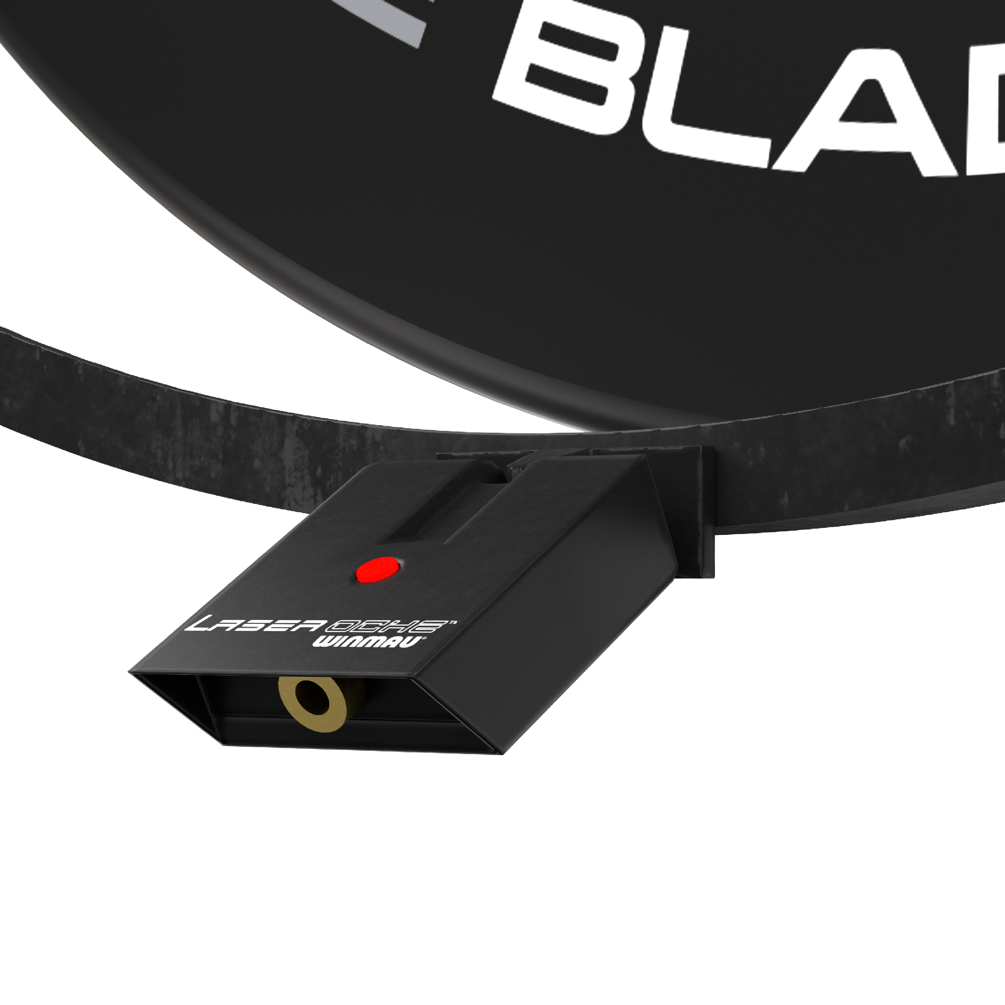 Sada příslušenství Winmau Plasma Das Bild zeigt das Winmau Plasma Zubehör Set, das an einem Dartboard befestigt ist. Sichtbar ist ein schwarzes Gerät mit der Aufschrift "Laser Oche Winmau" und einem roten Knopf.