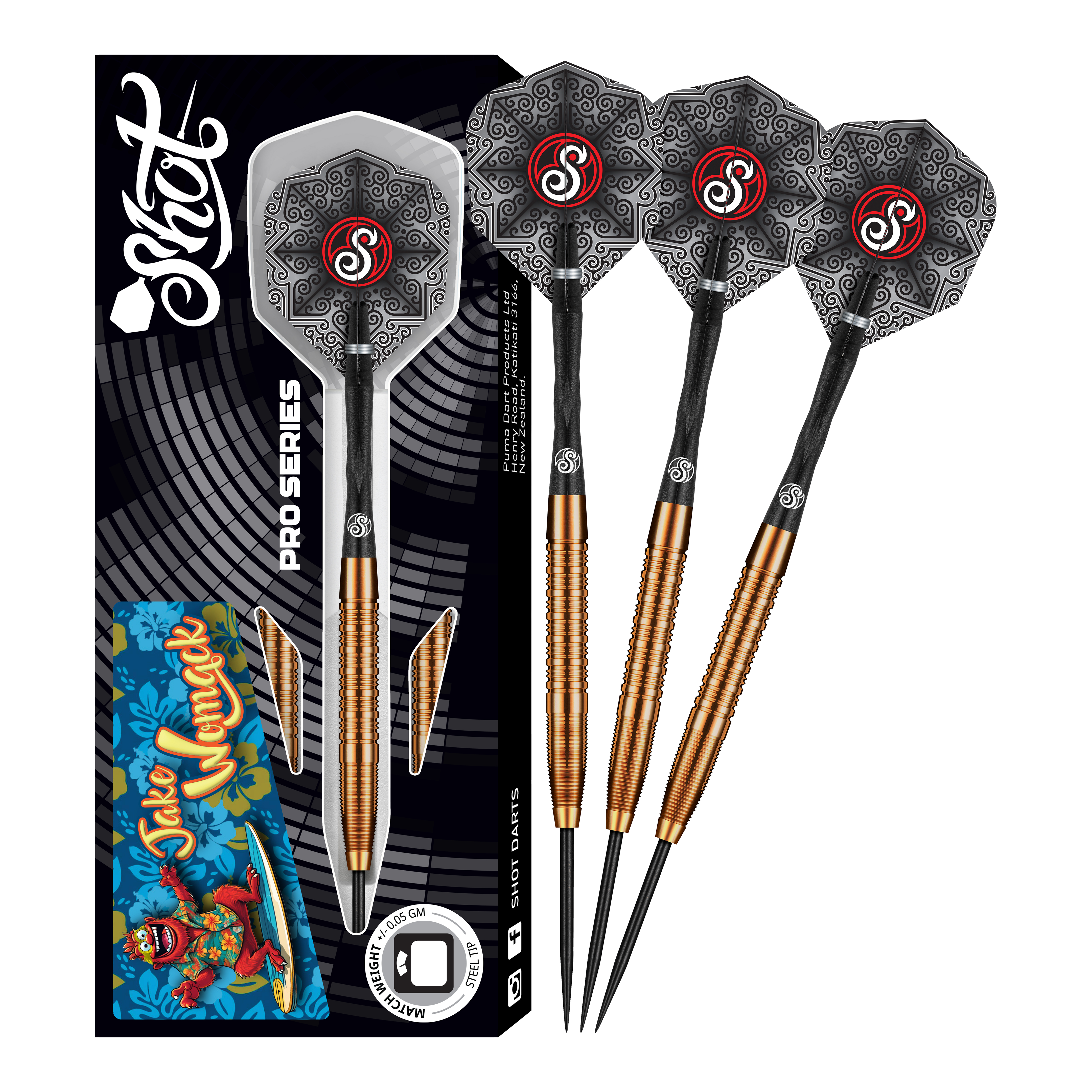 Šipky Shot Pro Series Jake Womack ocelové - 23g Das Bild zeigt das Produkt "Shot Pro Series Jake Womack Steeldarts - 23g". Drei Steeldarts mit schwarz-goldenem Griff und verzierten Flights sind neben der Verpackung zu sehen.