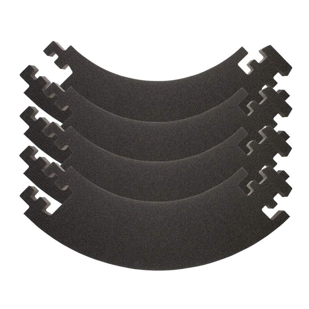 DBS2020_McDart_Catchring_Premium_Made_in_Germany_Edition_2020_5uvoCrRsvQKHp4 Das Bild zeigt fünf schwarze Schaumstoff-Segmente des Produkts "McDart Catchring Premium - Made in Germany Edition". Sie sind dazu gedacht, als Schutzring für eine Dartscheibe verwendet zu werden.