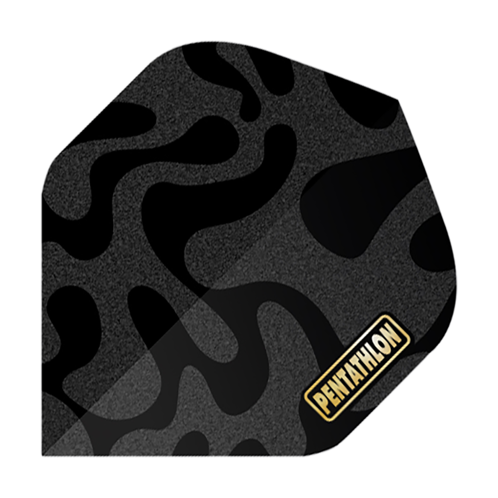 Lety v pětiboji RT Camo Das Bild zeigt einen Dart Flight mit einem schwarzen Camouflage-Muster. In der Ecke befindet sich das gelbe Logo „Pentathlon“.