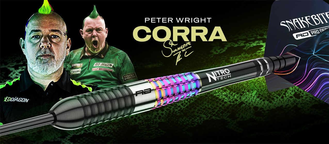 Das Bild zeigt Peter Wright mit auffälligem, buntem Irokesenschnitt und Werbung für Red Dragon. Im Vordergrund ist ein detailierter Dartpfeil mit der Aufschrift "Nitro Tech" zu sehen.