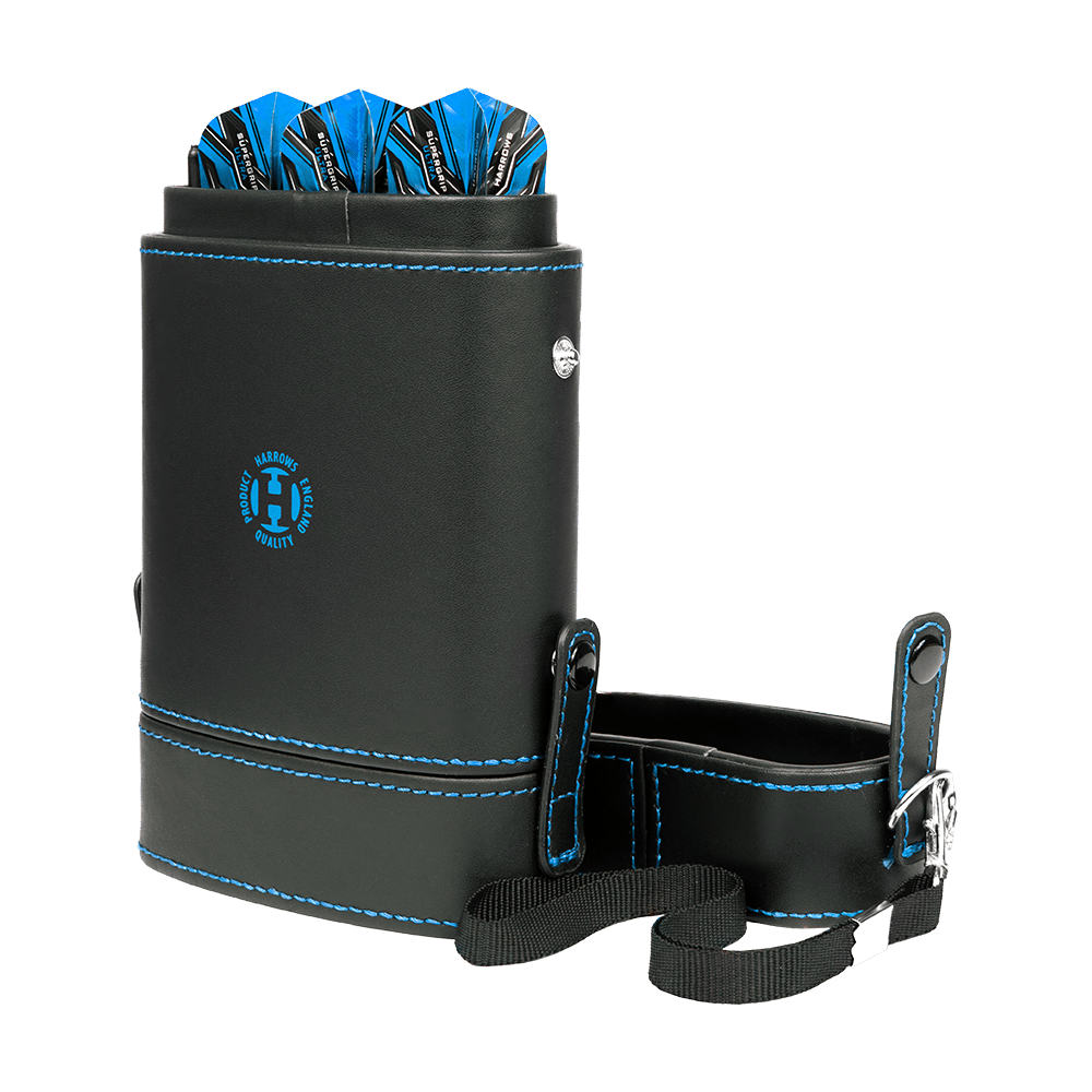 HRT-16419_Harrows_Prima_Dartcase_Aqua_3 Das Bild zeigt das Produkt "Harrows Prima Dartcase", ein elegantes Dart-Case in Schwarz mit blauen Nähten. Im Case sind mehrere zusammengebaute Darts mit blauen Flights sichtbar und es hat einen Trageriemen.