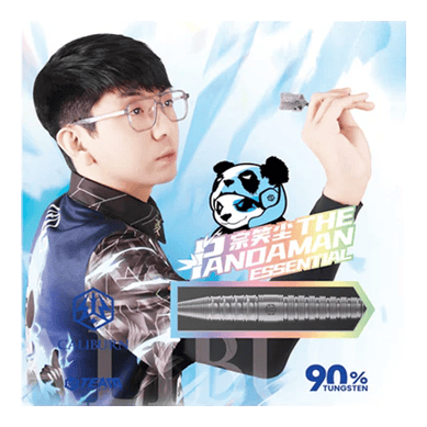 Das Bild zeigt einen jungen Mann, der dabei ist, einen Dartpfeil zu werfen. Im Vordergrund steht der "Caliburn Player The Pandaman Essential Steeldarts - 23g" mit 90% Tungsten-Anteil.