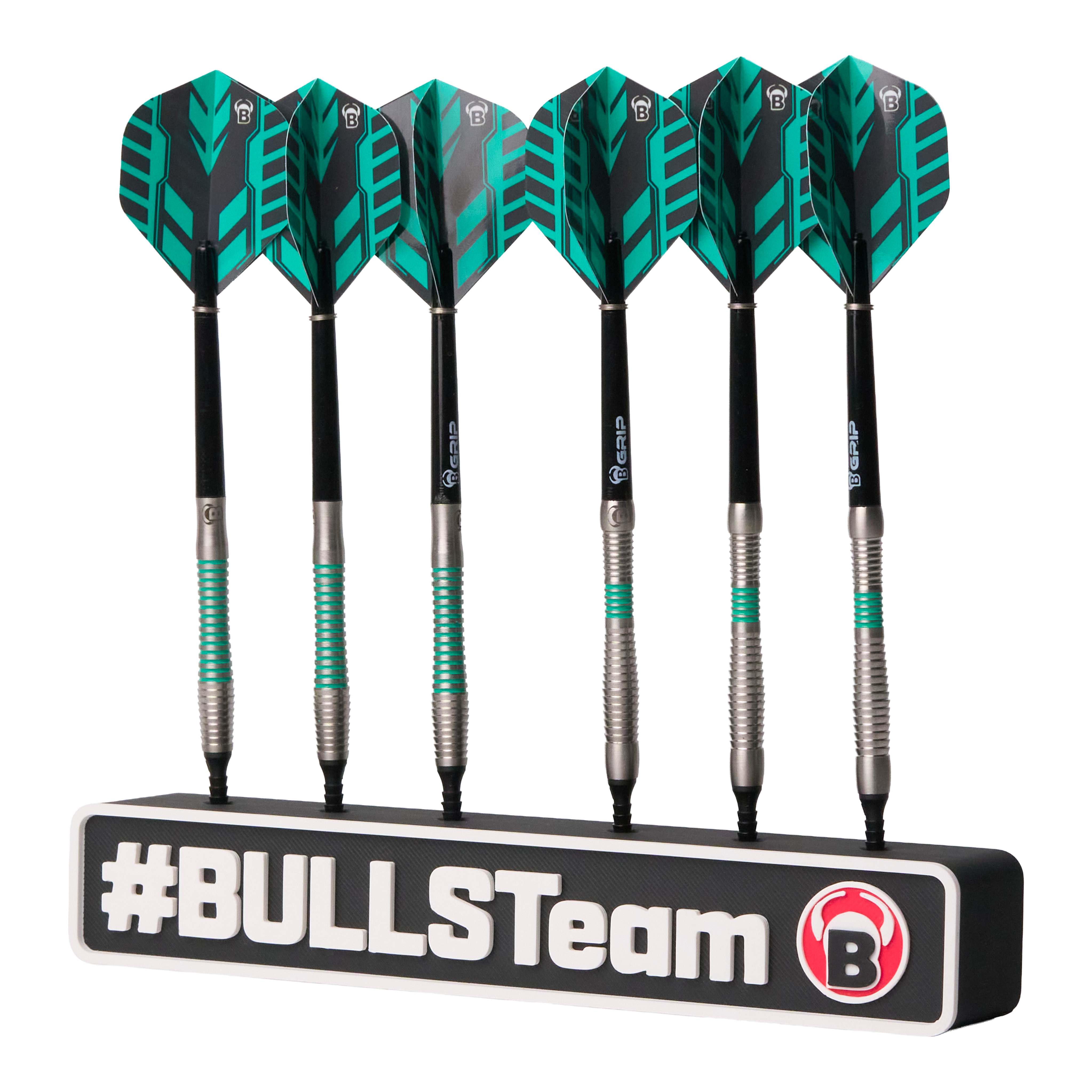 Das Bild zeigt sechs schwarze Dartpfeile mit grünen Akzenten, die ordentlich in einer Halterung stehen. Auf der Halterung steht groß "#BULLSTeam" und das Bulls-Logo ist sichtbar.
