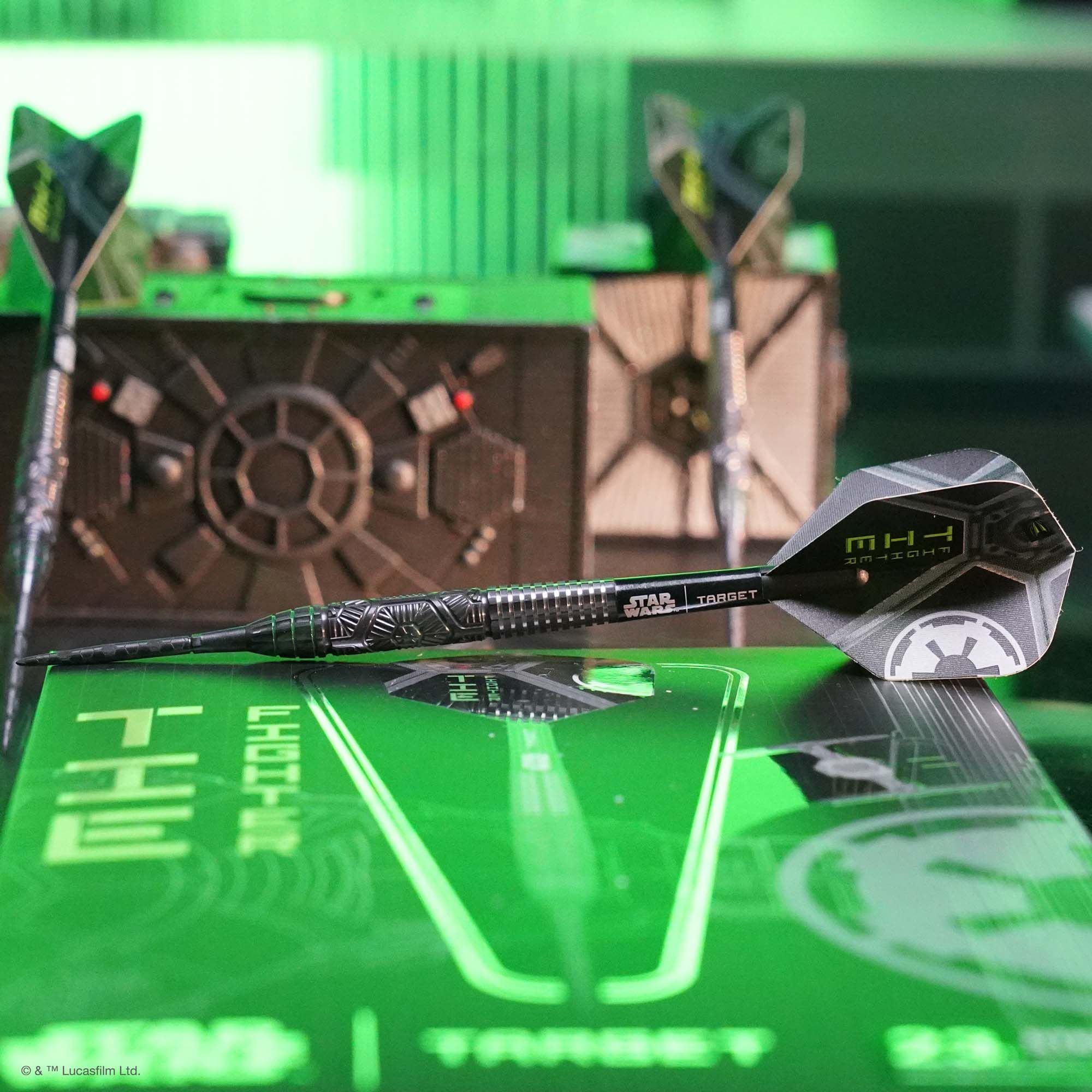 Šipky Target Star Wars Tie Fighter Swiss Point Steel Target Star Wars Tie Fighter Swiss Point Steeldarts wird abgebildet. Das Produkt ist eine spezielle Steeldart-Edition mit Star Wars Design.