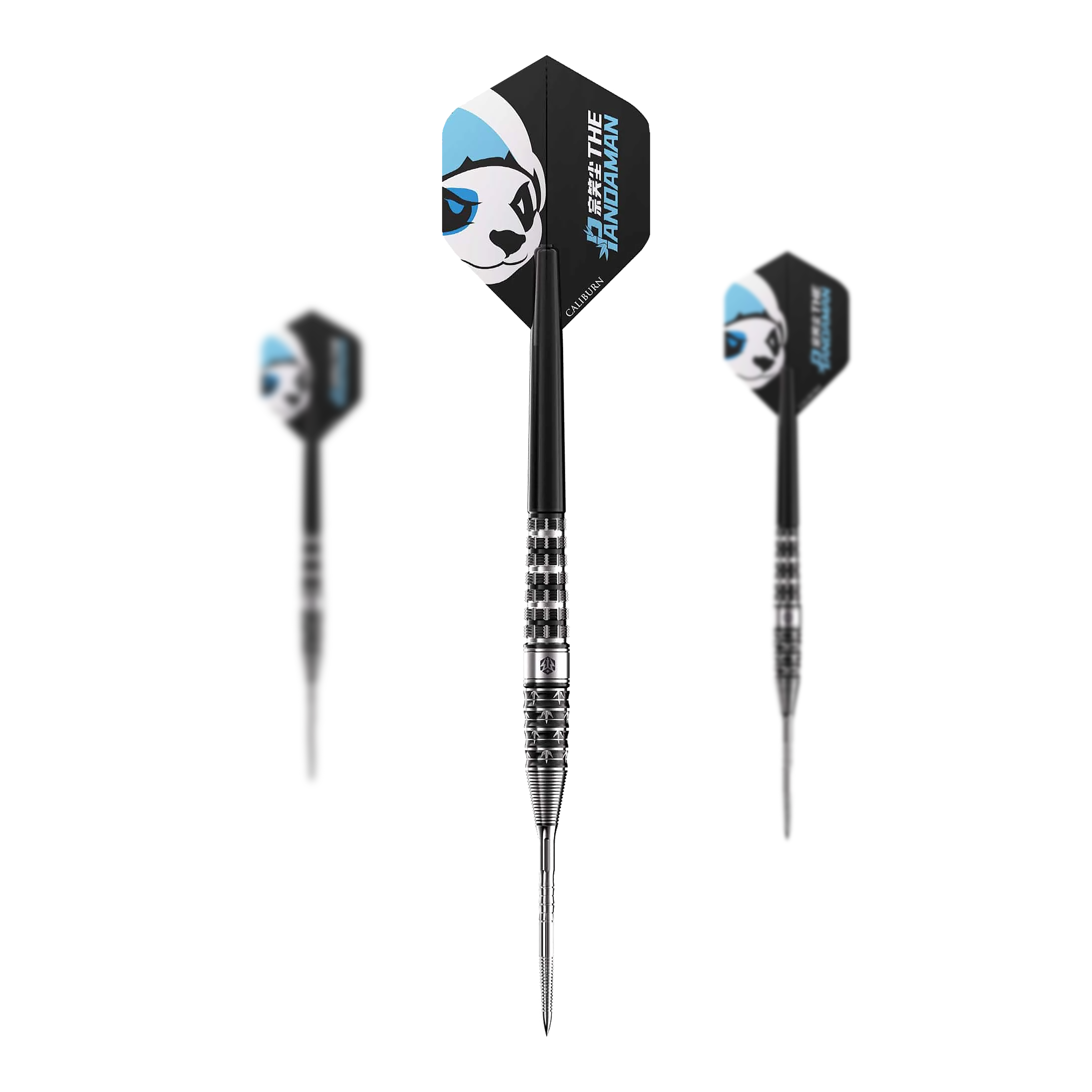 Das Bild zeigt drei Steeldarts mit dem Namen "Caliburn Player The Pandaman Advanced Steeldarts - 23g". Die Flights der Darts sind schwarz mit einem Panda-Motiv und blauen Akzenten gestaltet.