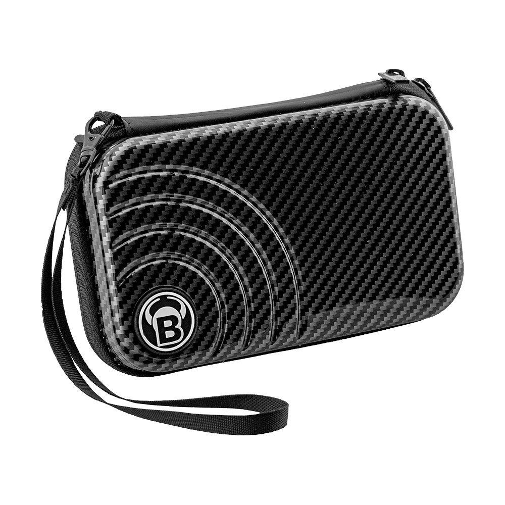 66378_Bulls_Orbis_XL_Dartcase_Carbongrey_1 Das Bild zeigt ein schwarzes Dartcase mit Carbon-Optik und einem dezenten Muster auf der Vorderseite. Am unteren Rand befindet sich ein rundes Logo mit einem "B" in der Mitte.