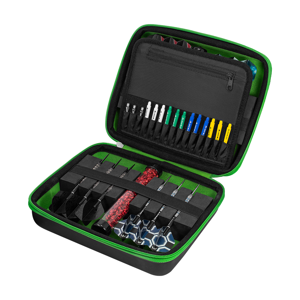 Peněženka Mission Luxor Dart Die Abbildung zeigt ein geöffnetes Dart-Set in einer schwarzen Tasche mit grünem Rand. Im Inneren befinden sich mehrere Darts, Ersatzteile und Zubehör ordentlich sortiert.