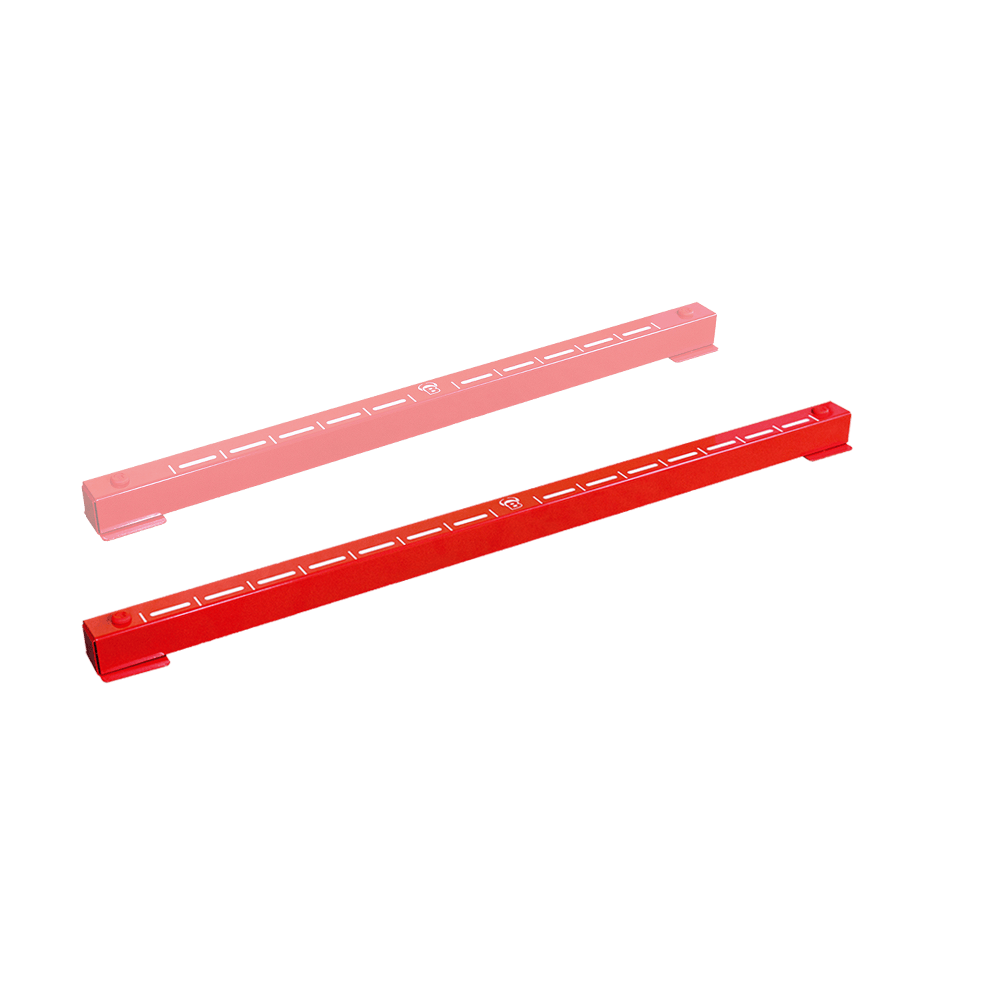 67832_Bulls_Oky_System_Teppich_mit_Metall_Oche_O80_4 Das Bild zeigt zwei rote Metallleisten mit Markierungen, die Teil des Bulls Oky System SETs sind. Sie dienen als Abwurflinie (Oche) für das Dartspiel und werden auf den Boden gelegt.