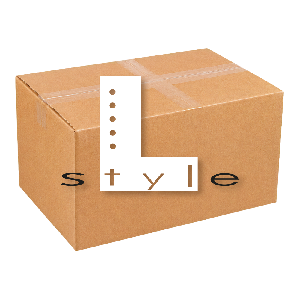 McDart Mystery Box – styl L Die Abbildung zeigt die McDart Mystery-Box - L-Style. Diese Box enthält verschiedene Überraschungsprodukte im Bereich L-Style für Dartspieler.