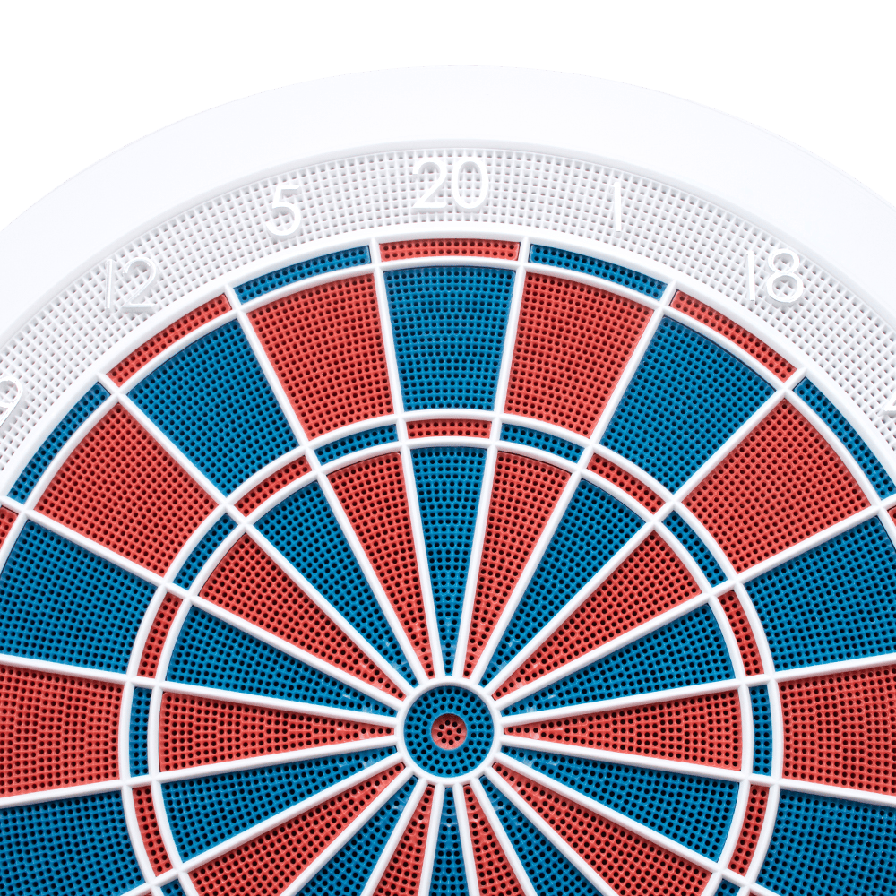 g01440_GranBoard_132_Elektronisches_Dartboard_2 Das Bild zeigt ein elektronisches Dartboard namens GranBoard 132. Die Spielfläche ist in rote und blaue Segmente unterteilt und von einem weißen Rahmen umgeben.