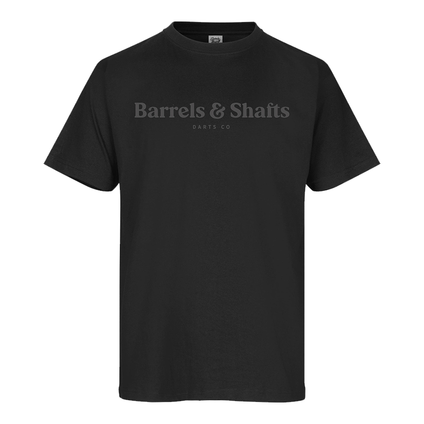 Tričko Barrels and Shafts - Černé Das Bild zeigt ein schwarzes T-Shirt mit dem Aufdruck "Barrels & Shafts" auf der Vorderseite. Unter dem Schriftzug steht in kleinerer Schrift "DARTS CO".