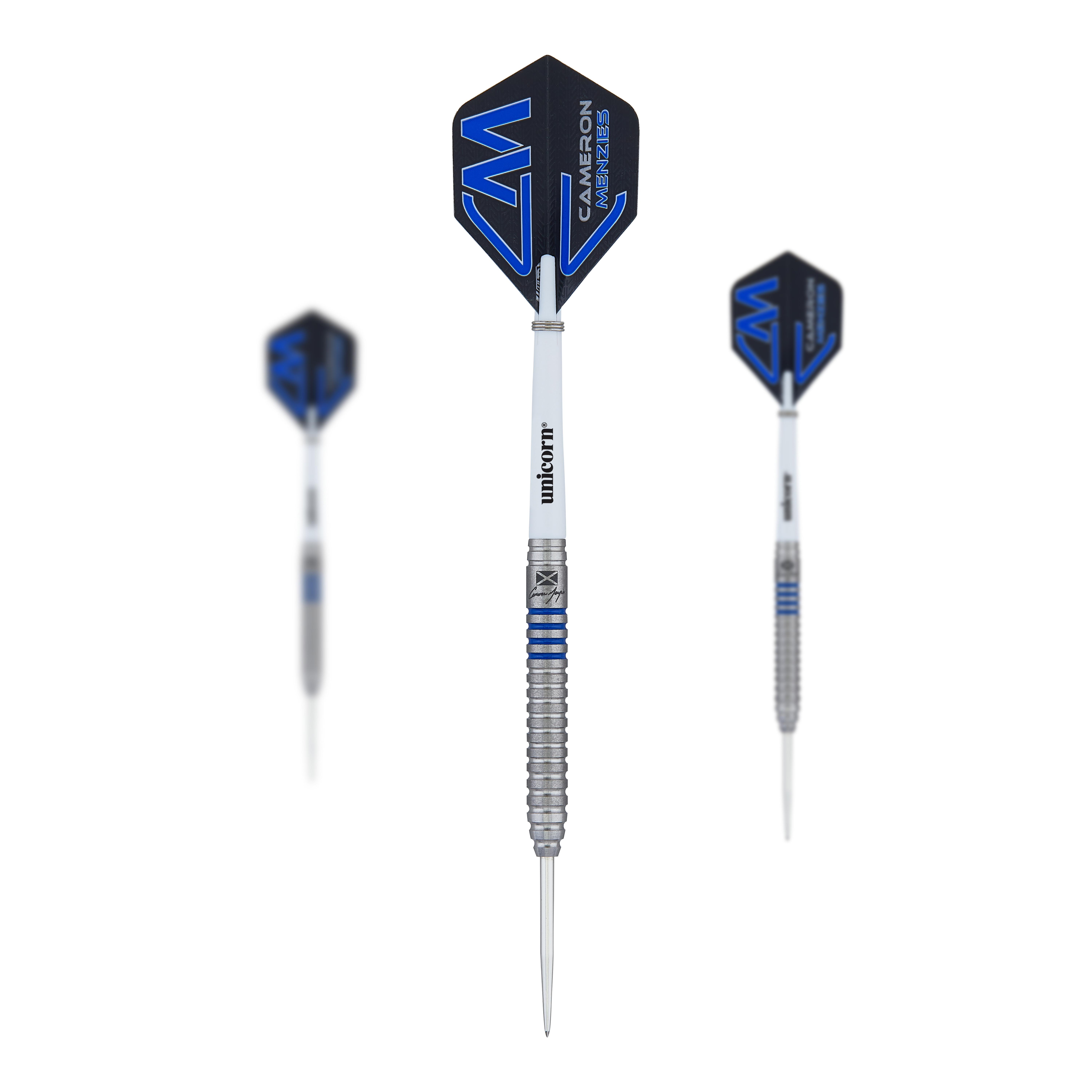 Ocelové šipky Unicorn Contender Camerion Menzies - 23g Das Bild zeigt drei Steeldarts des Modells "Unicorn Contender Cameron Menzies - 23g". Die Darts haben silberne Spitzen, weiße Shafts und blaue Flights mit dem Namen "Cameron Menzies".