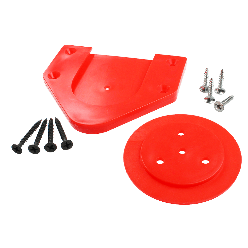 654-McDart-Board-Waldhalterung-ScoFix-Rot-2 Das Bild zeigt die McDart Board Wandhalterung ScoFix in Rot mit passendem Montagematerial. Zu sehen sind zwei rote Kunststoffteile und mehrere Schrauben in Schwarz und Silber.