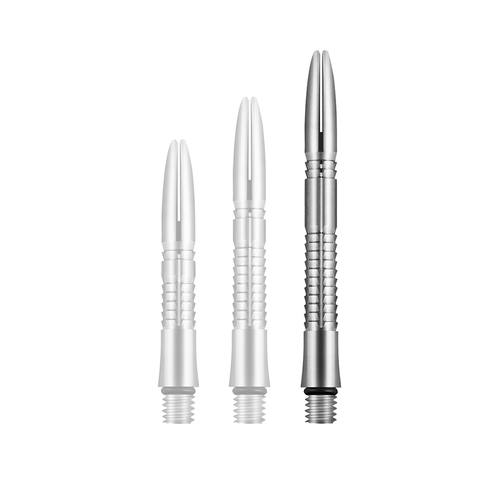 Titanové hřídele Shot Mako Auf dem Bild sind drei silberne, metallische Dartschäfte in unterschiedlichen Längen zu sehen. Sie haben ein geriffeltes Design und sind aus Titan gefertigt.
